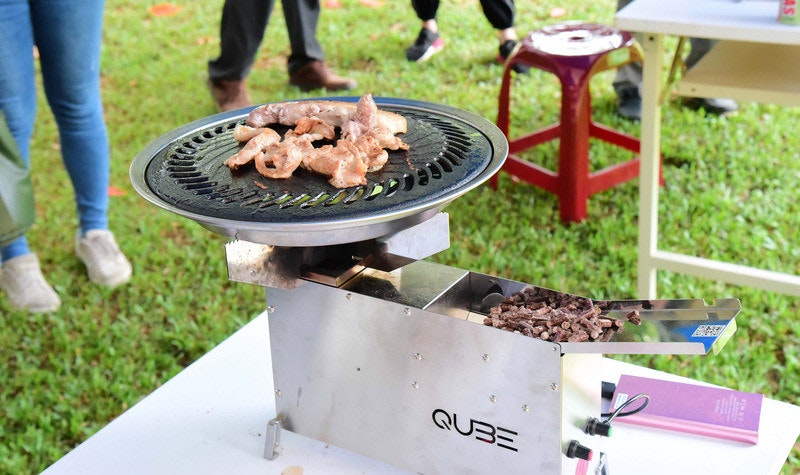 照片中提到了QUBE、AS，跟思科系統、白肋煙設計有關，包含了燒烤、屏東科技大學、顆粒燃料、燒烤、果樹