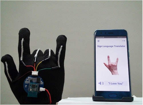 UCLA工程師開發出可手語翻譯手套 還可以直接透過APP講出來