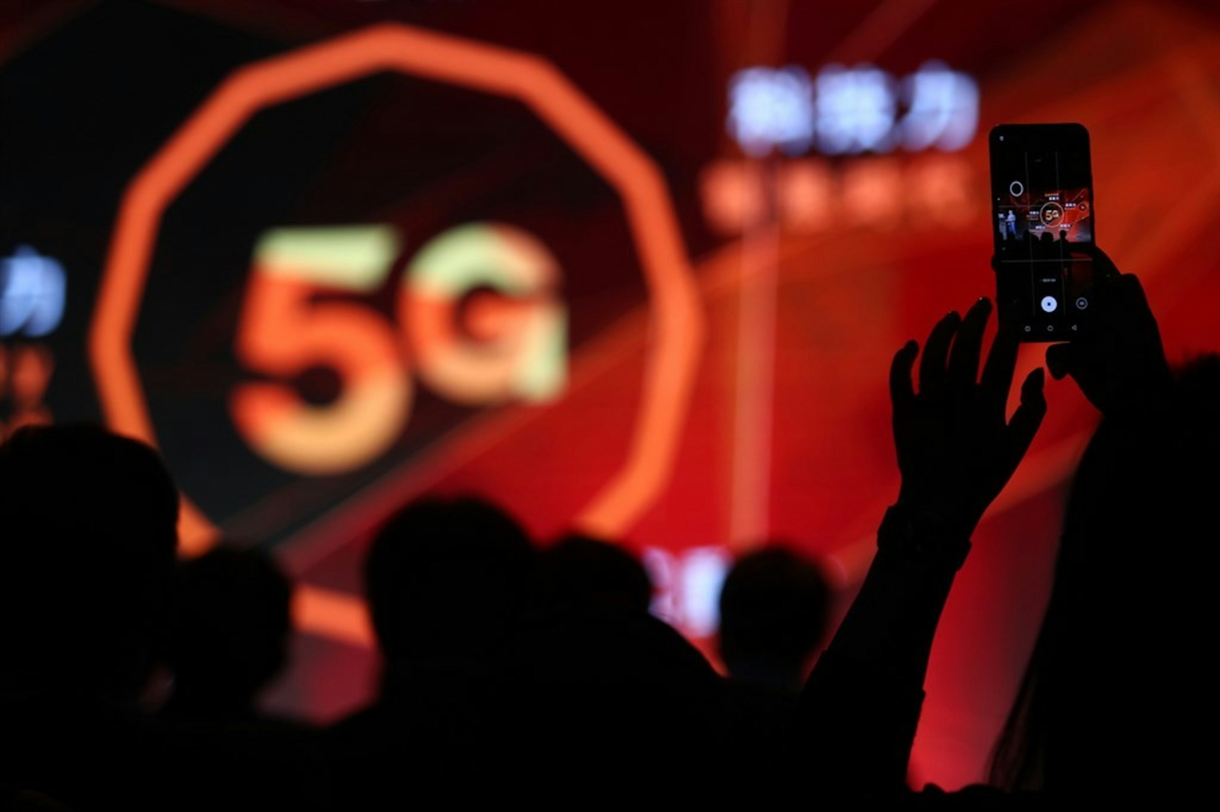 照片中提到了排力、:(5G，包含了5G、5G、了華為、中央通訊社、4G