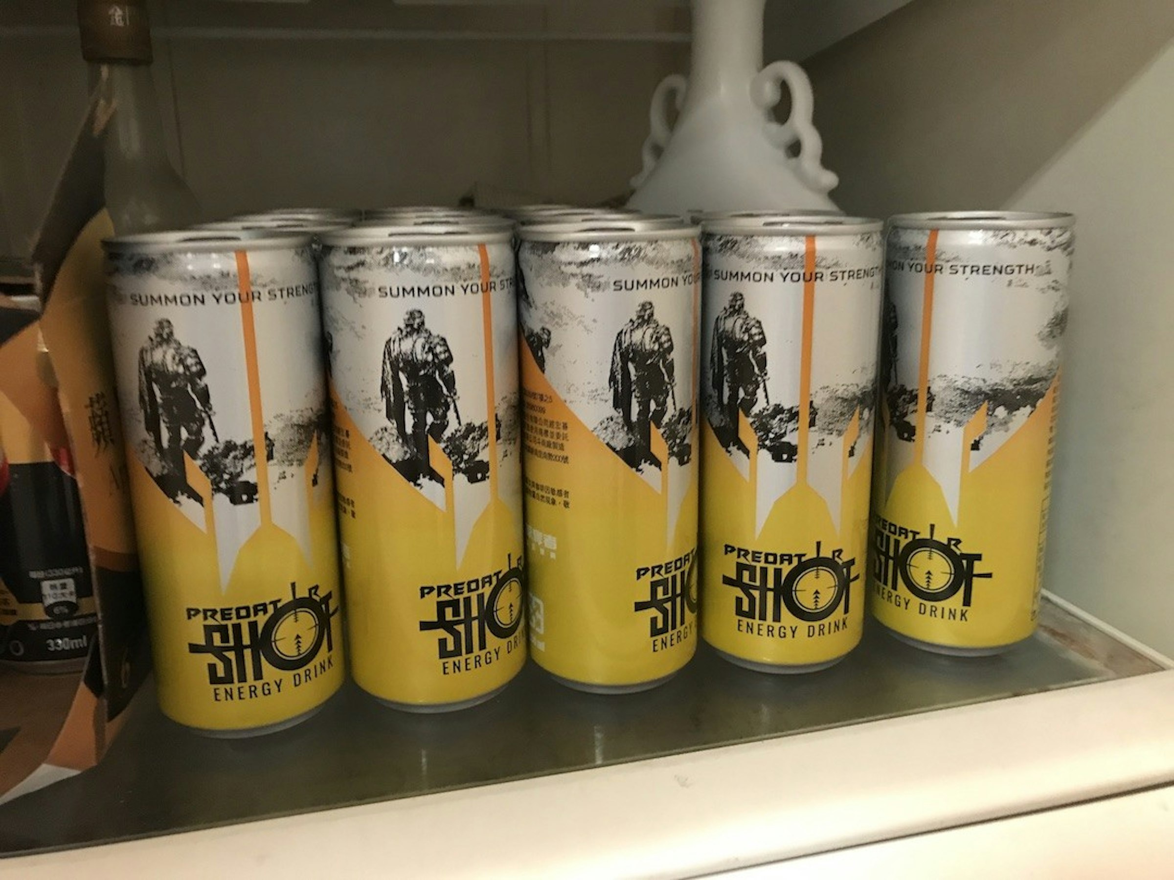 照片中提到了SUMMON YOUR STRENG、SUMMON YOUR ST、SUMMON YO SUMMON YOUR STRENG YOUR STRENGTH，包含了能量飲料、能量飲料、品脫、瓶子、玻璃