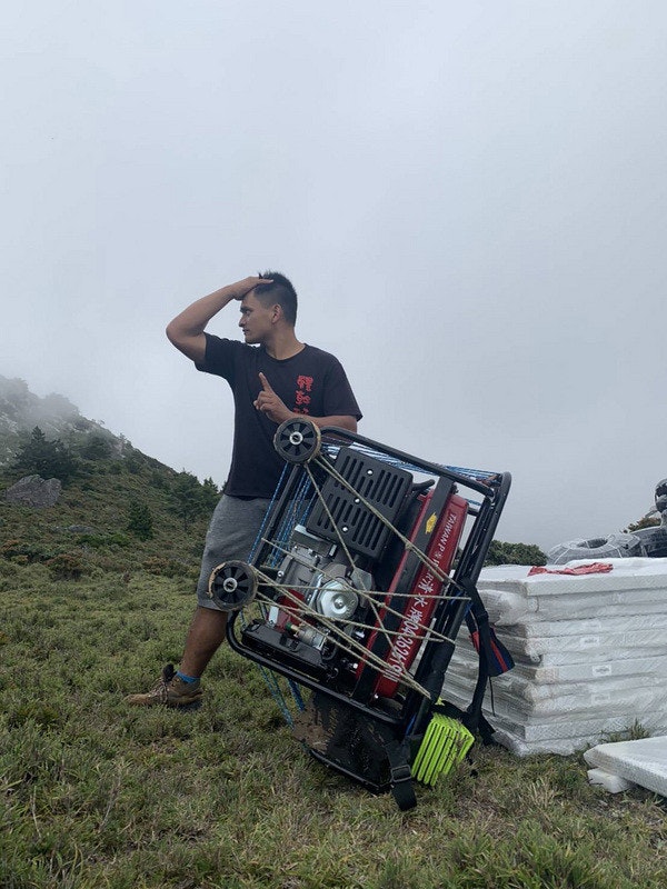 感謝布農族嚮導 比勇 將百公斤的發電站扛到嘉明湖建立基地台 嘉明湖步道 1569 癮科技cool3c 感謝布農族嚮導 比勇 將百公斤的發電站扛到嘉明湖建立基地台 嘉明湖步道 1569 癮科技cool3c