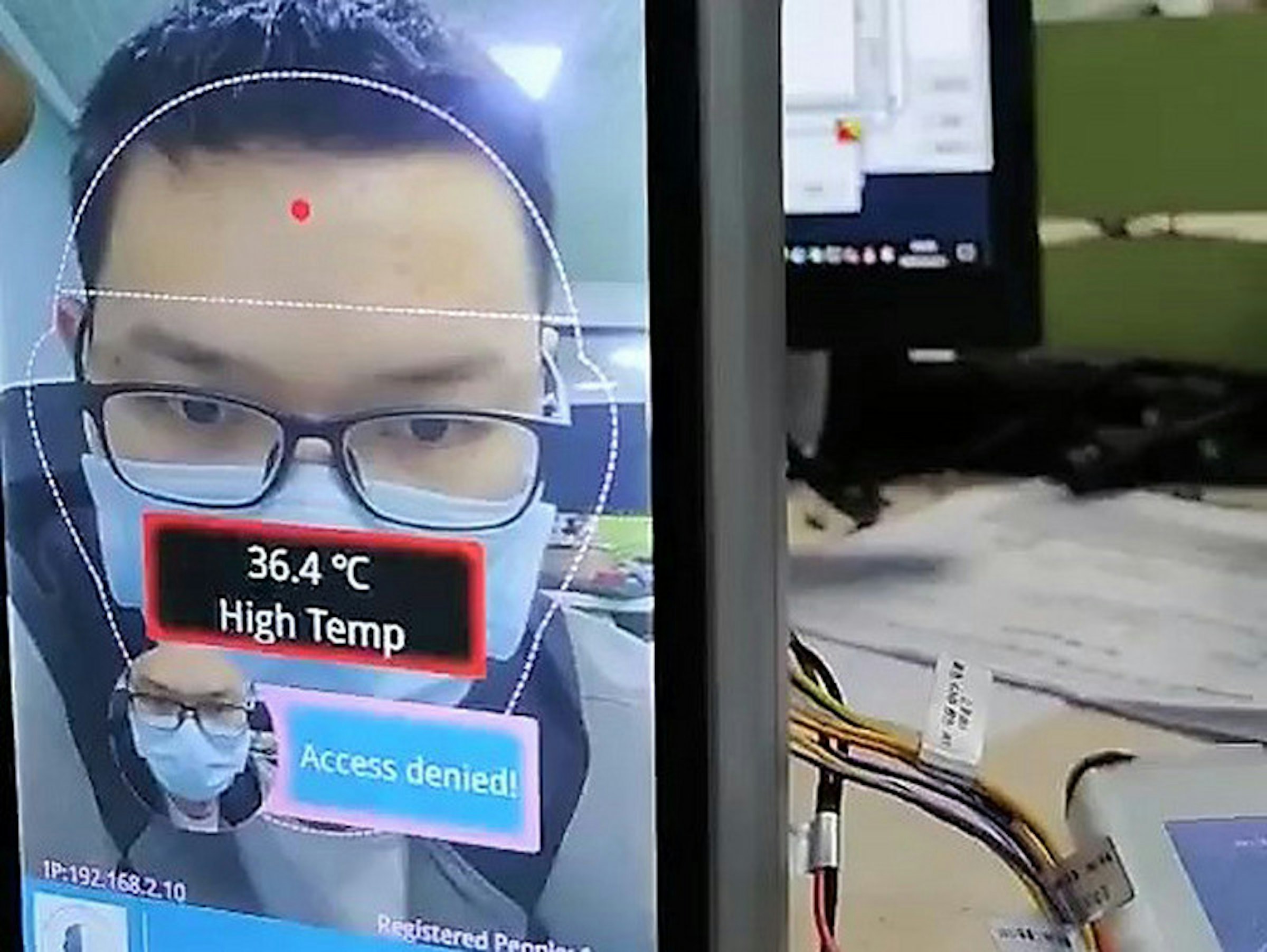 照片中提到了36.4 °C、High Temp、Access denied!，包含了眼鏡、2019–20年冠狀病毒大流行、中央通訊社、2020年台灣冠狀病毒爆發、冠狀病毒