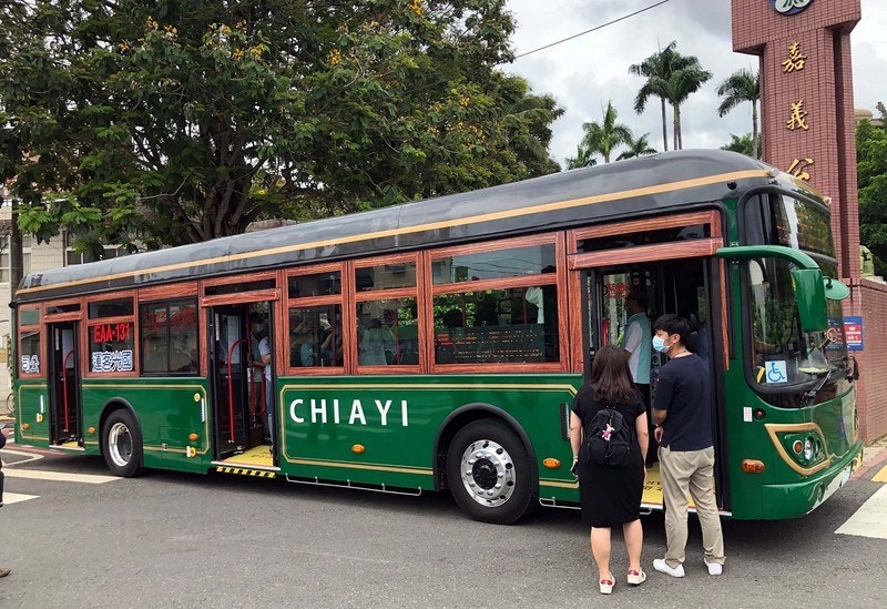 照片中提到了EM-31、CHIAYI，包含了旅遊巴士服務、國光汽車運輸、總線、旅遊巴士服務、公共交通