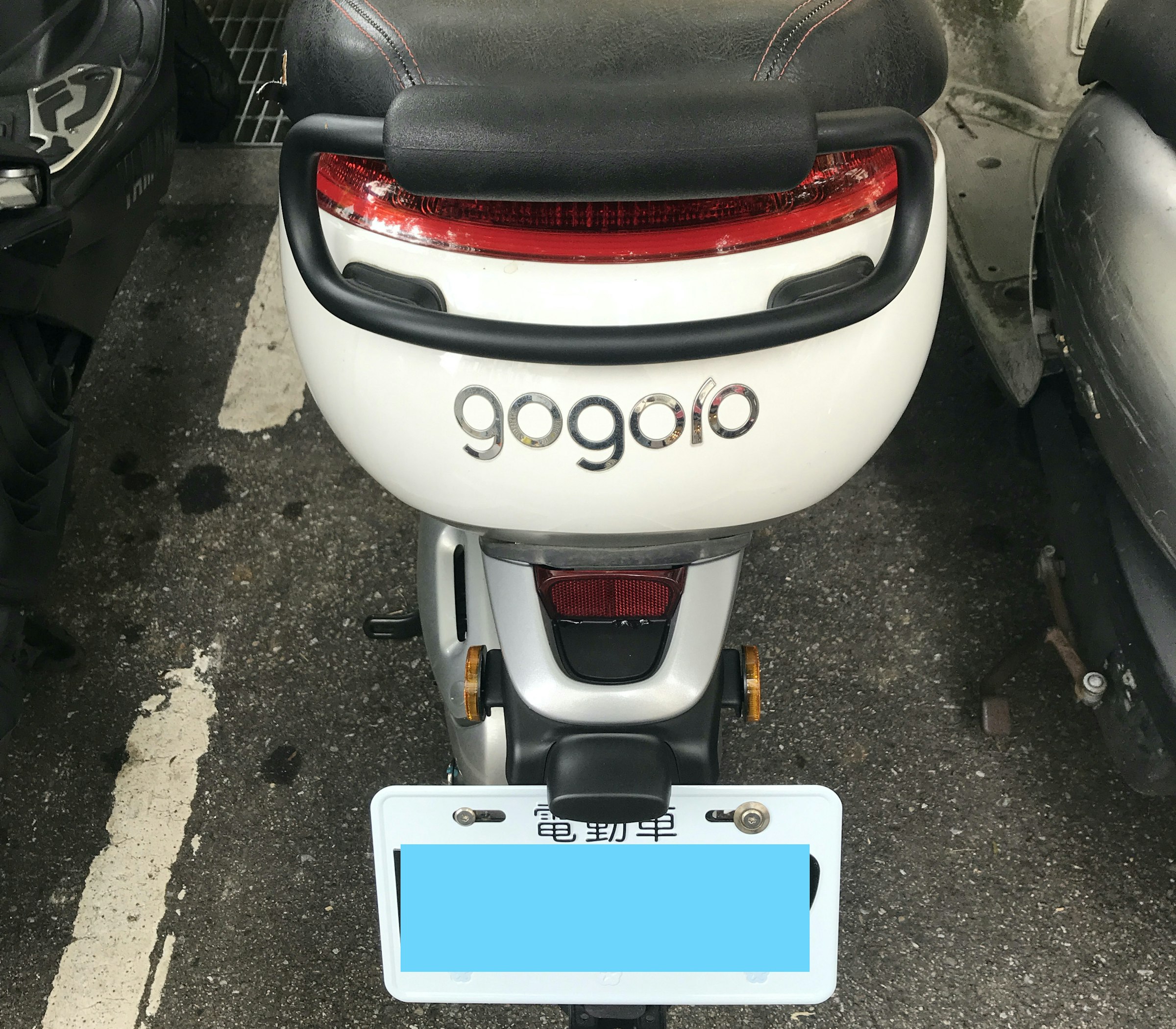 Gogoro電動機車大牌換小牌心得 攜帶證件 驗車 拆牌工具 費用共450元 小型車牌 Cool3c