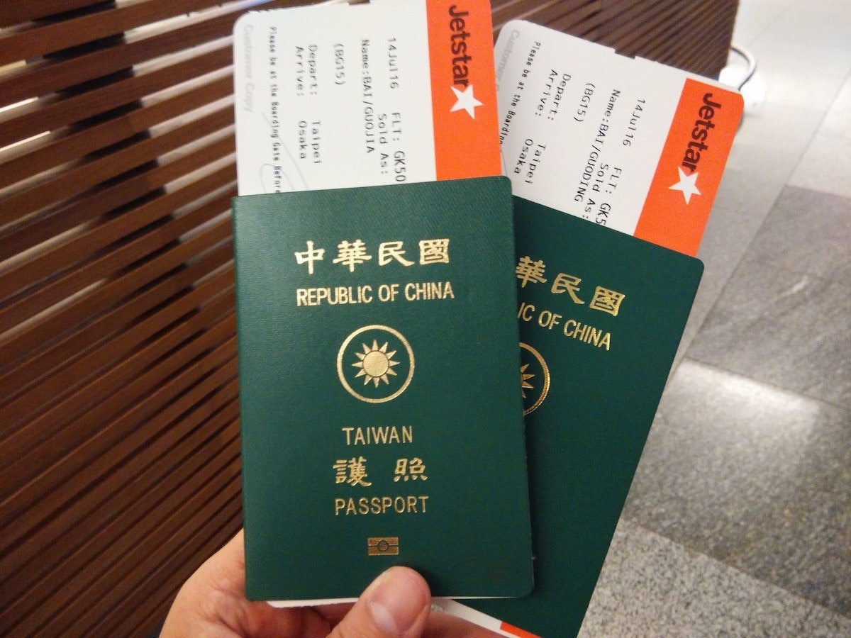 照片中提到了華民國、中華民國、IC OF CHINA，跟布萊特伍德學院有關，包含了台灣護照、台灣護照、牌、台灣、字形