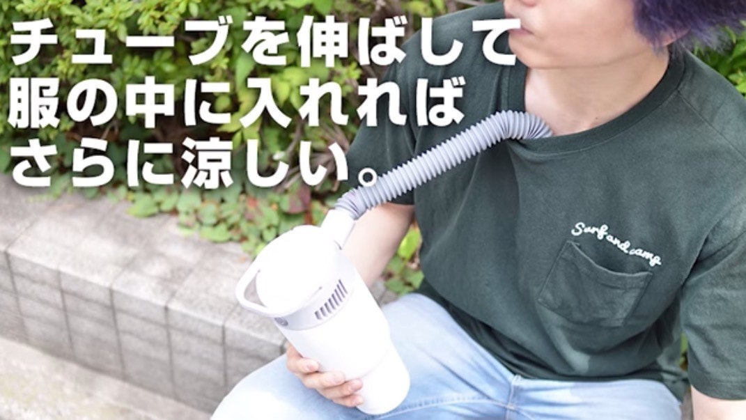 照片中提到了チューブを伸ばして、服の中に入れれば、さらに涼しい。,跟山姆·阿什、杜卡迪汽車控股有限公司有關,包含了肩、T恤衫、圖片說明、文本、字形