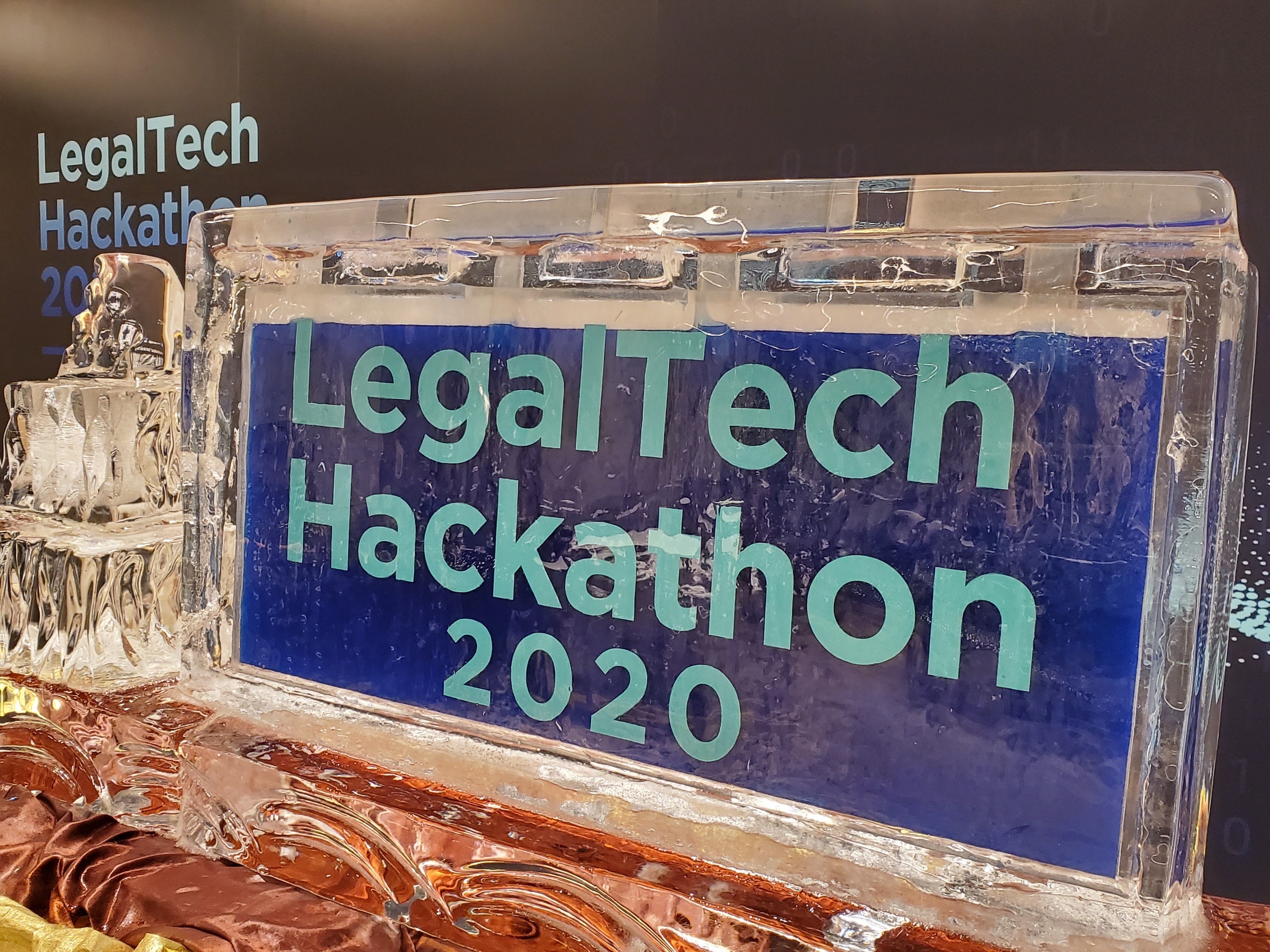 照片中提到了LegalTech、Hackathan、206,包含了字形、儀表