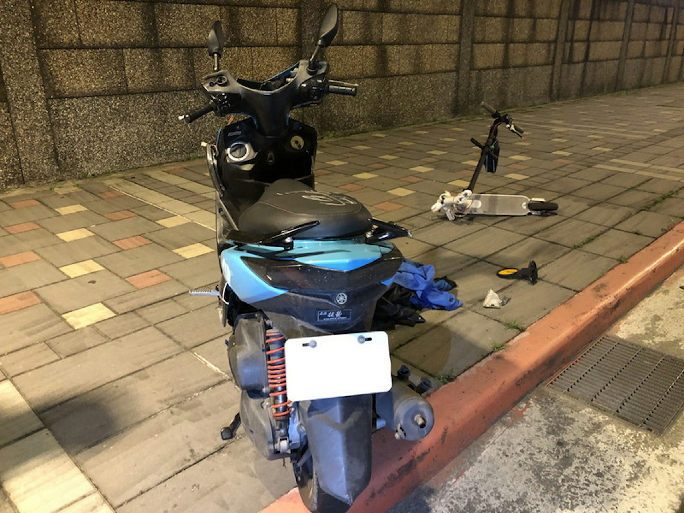 照片中包含了踏板摩托車、汽車、駕駛、台北、踏板摩托車