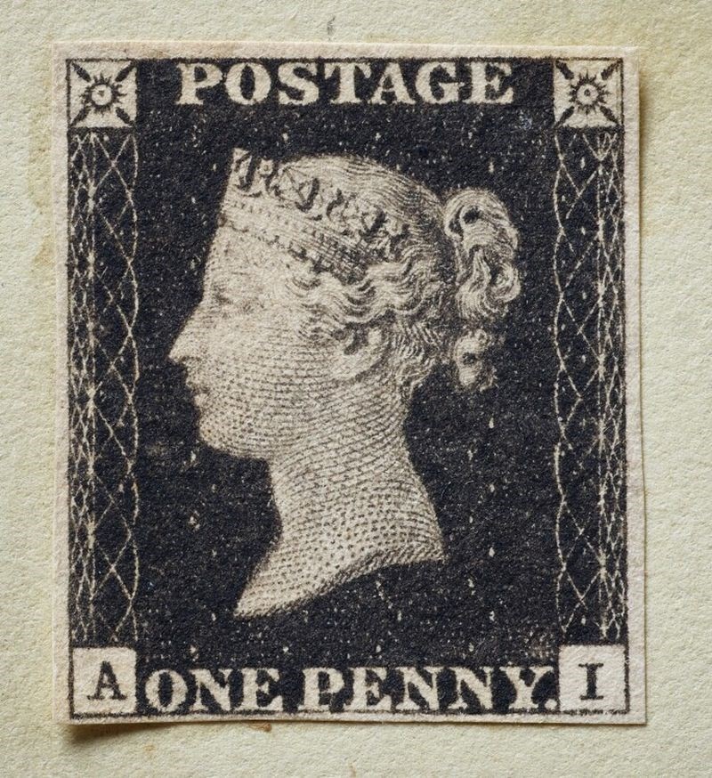 照片中提到了POSTAGE、AONE PENNY I，跟耳環有關，包含了一分錢黑色郵票印刷、竹enny布萊克、郵票、紅便士、列印