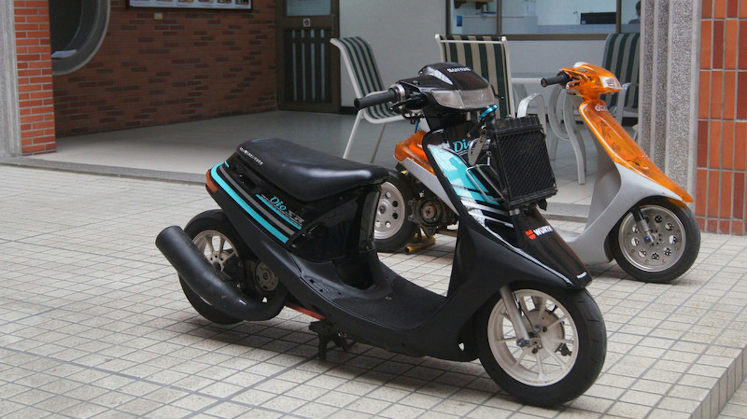 照片中提到了Dlo s，包含了摩托車、汽車、摩托車、摩托車、摩托車