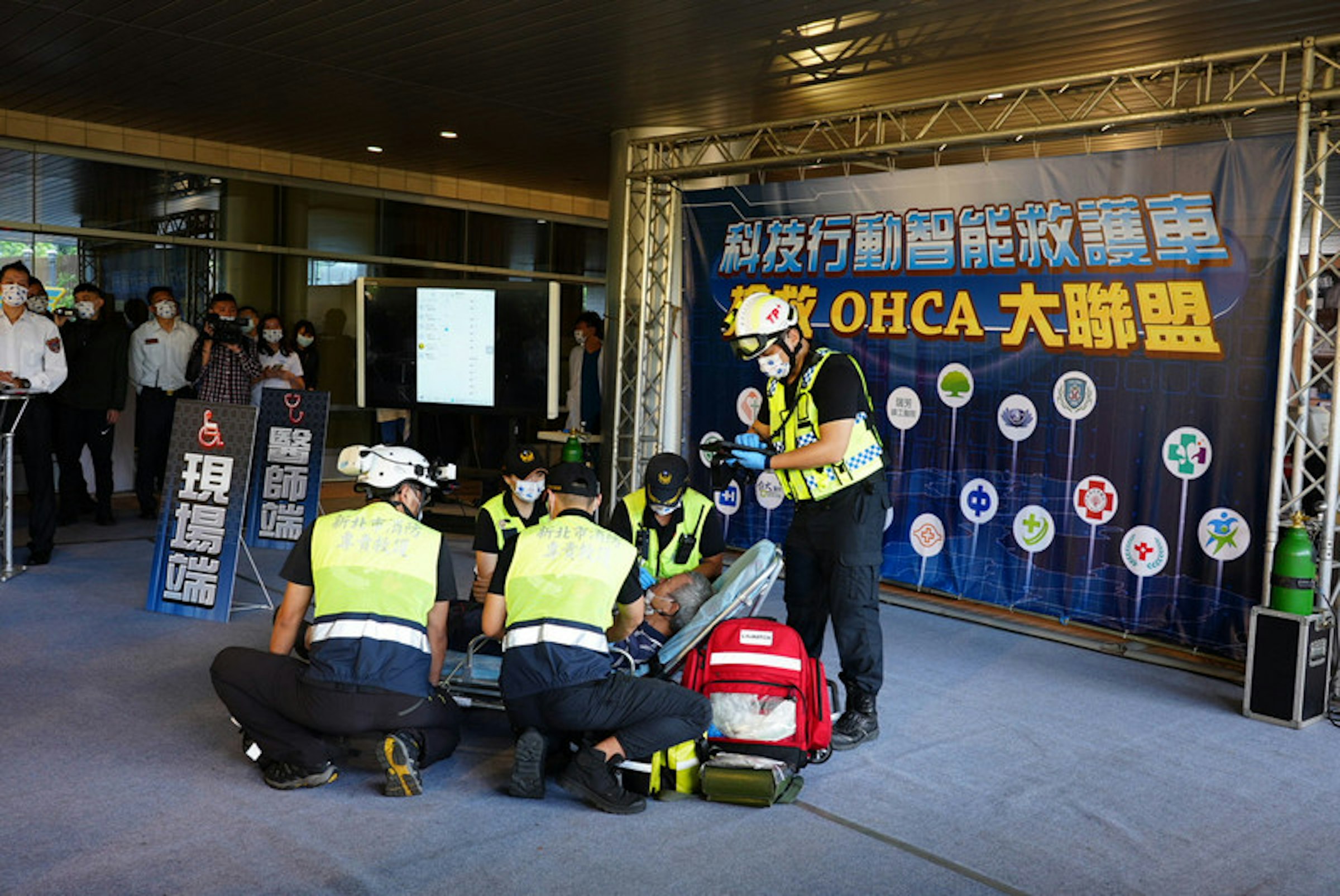 照片中提到了科技行動會能救護車、OHCA大聯盟、CAM，包含了汽車、救護車、醫院、緊急醫療技術員、患者