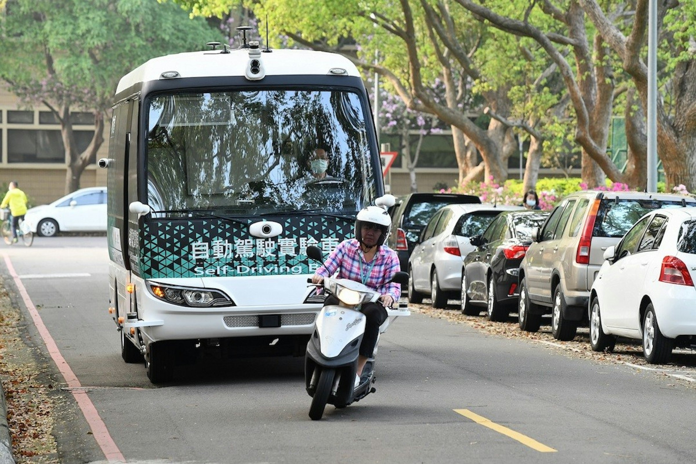 照片中提到了自動駕駛實 動、Self-Drivin，包含了車道、汽車、Mobiletron Electronics Co.Ltd。、新竹、運輸