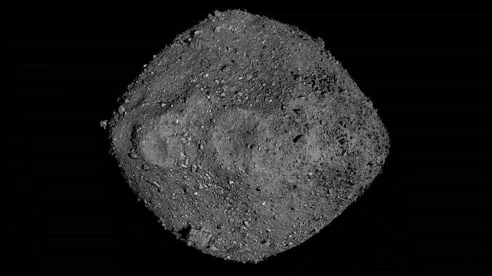 照片中包含了本努夜鶯、奧西里斯-雷克斯、101955 本努、地球、小行星