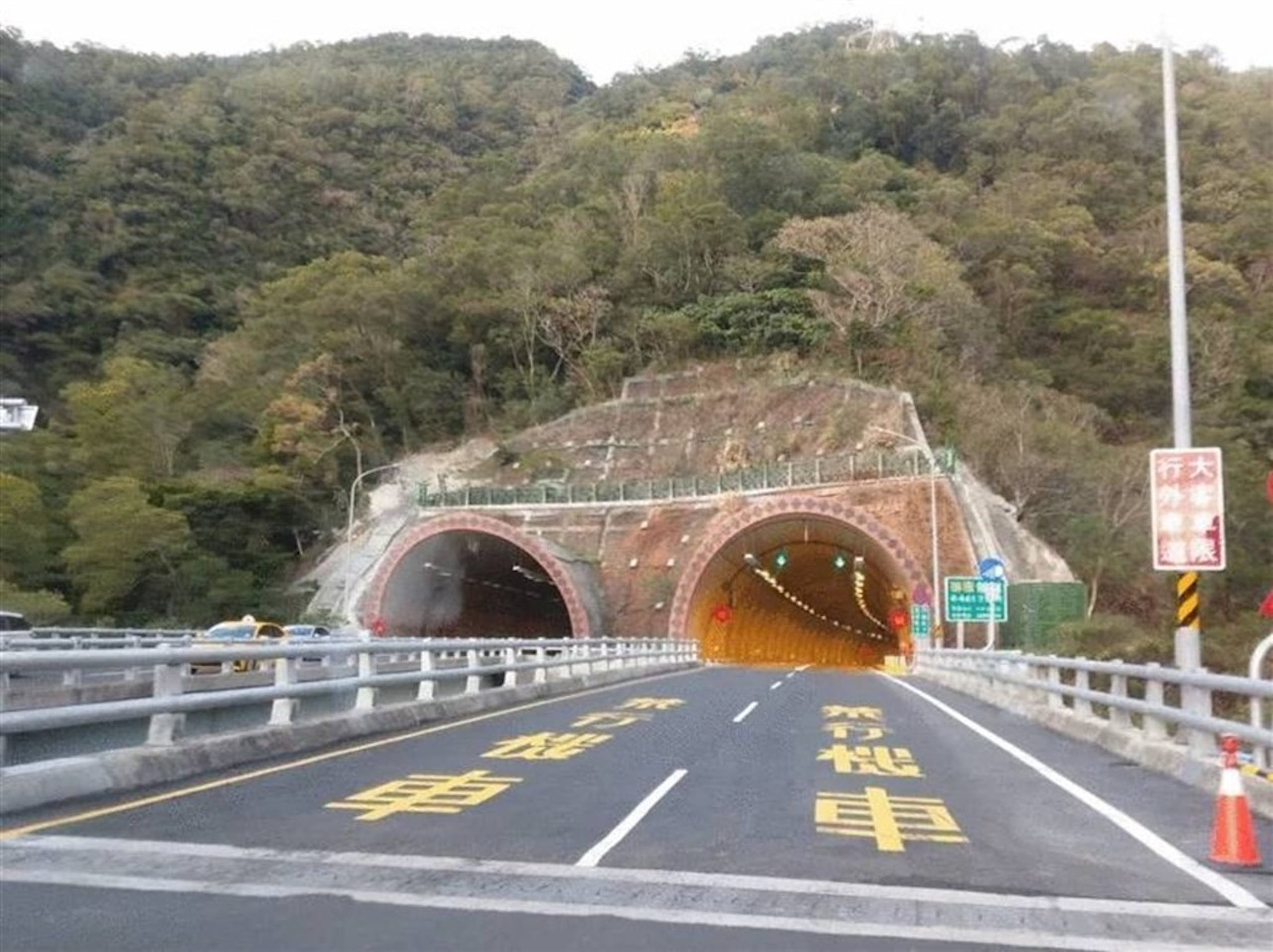 照片中包含了隧道、石子鄉、省道9號、南迴公路改善計畫、草埔トンネル