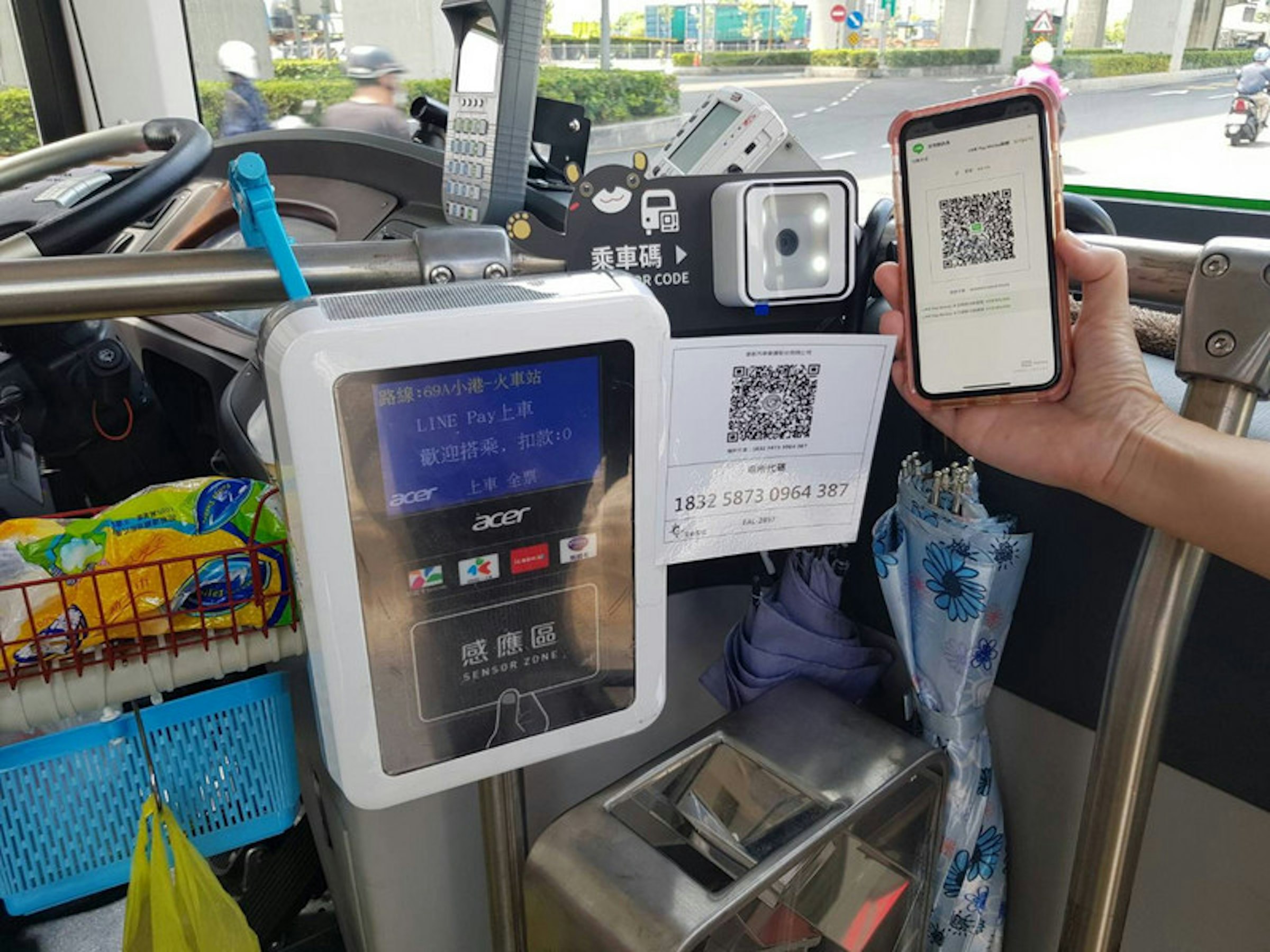 照片中提到了0000、乘車碼》、R CODE，包含了高雄市巴士、總線、吉恩有限公司、高雄市巴士、中國