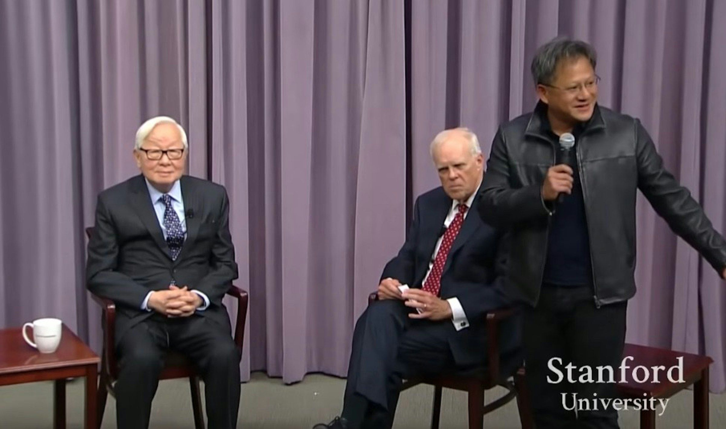 照片中提到了Stanford、University，跟斯坦福大學教育學院有關，包含了斯坦福大學、通訊、斯坦福大學、言語、公共關係
