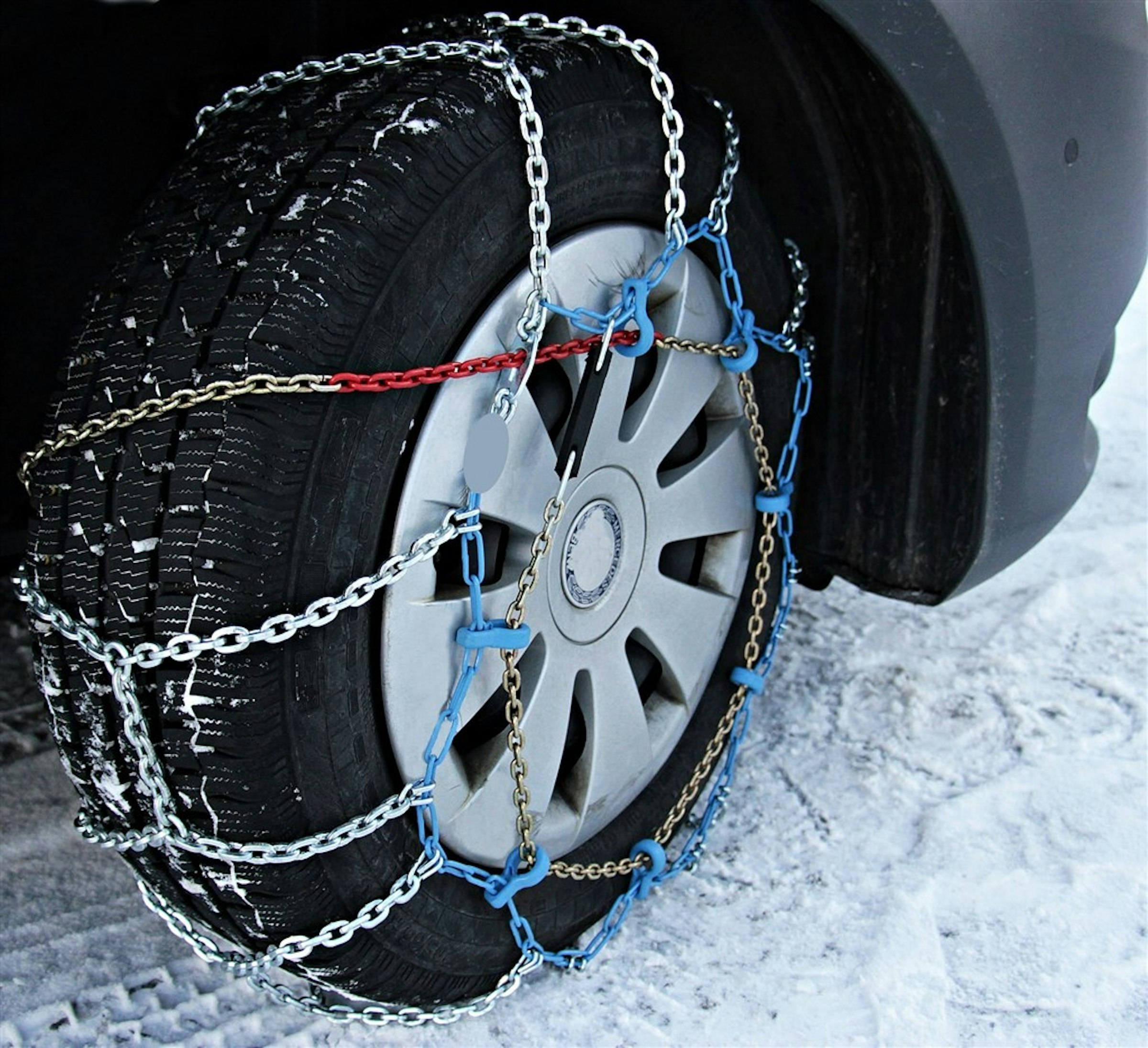照片中包含了雪地行駛用輪胎、汽車、雪胎、雪鏈、累