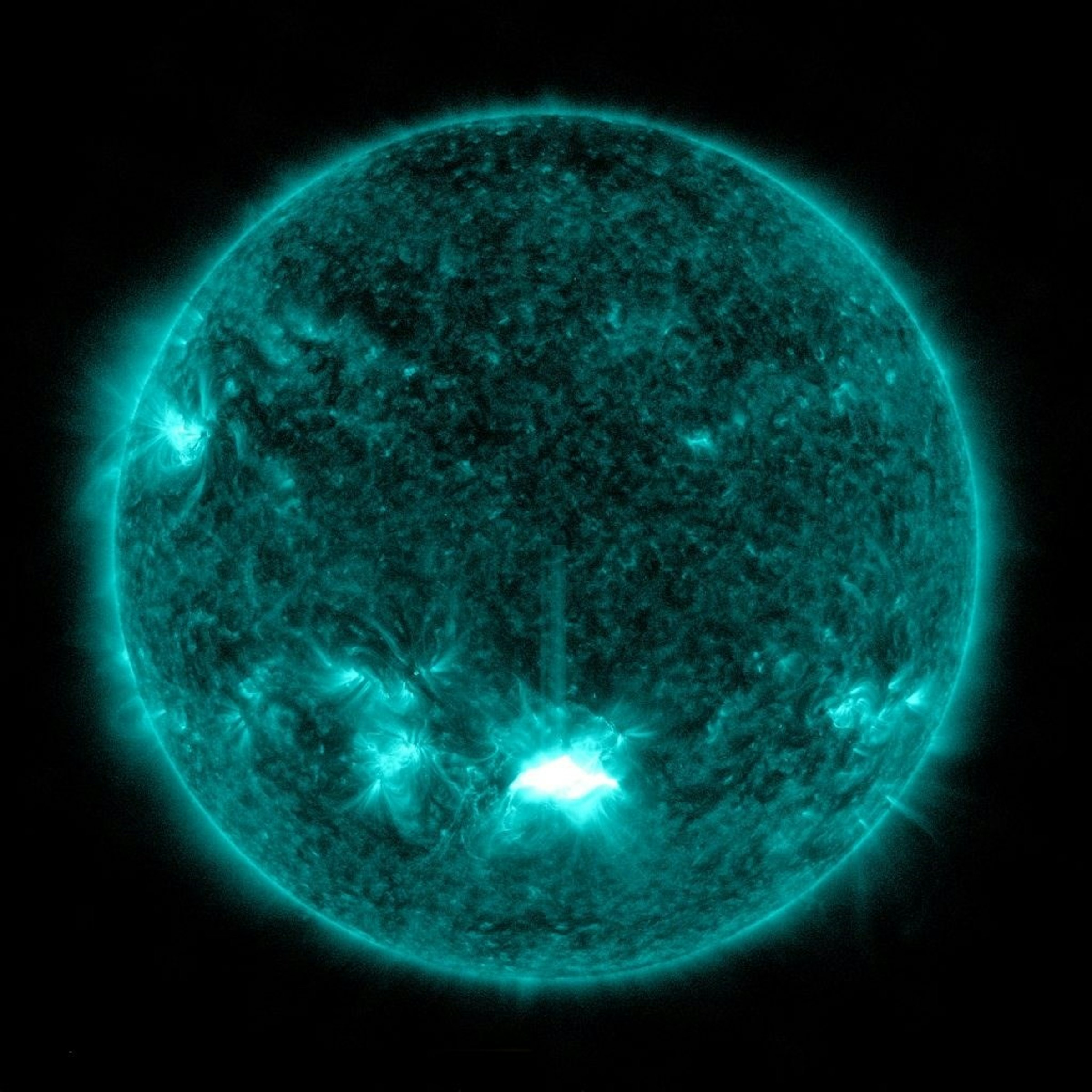 照片中包含了耀斑、地球、2003 年萬聖節太陽風暴、耀斑、太陽