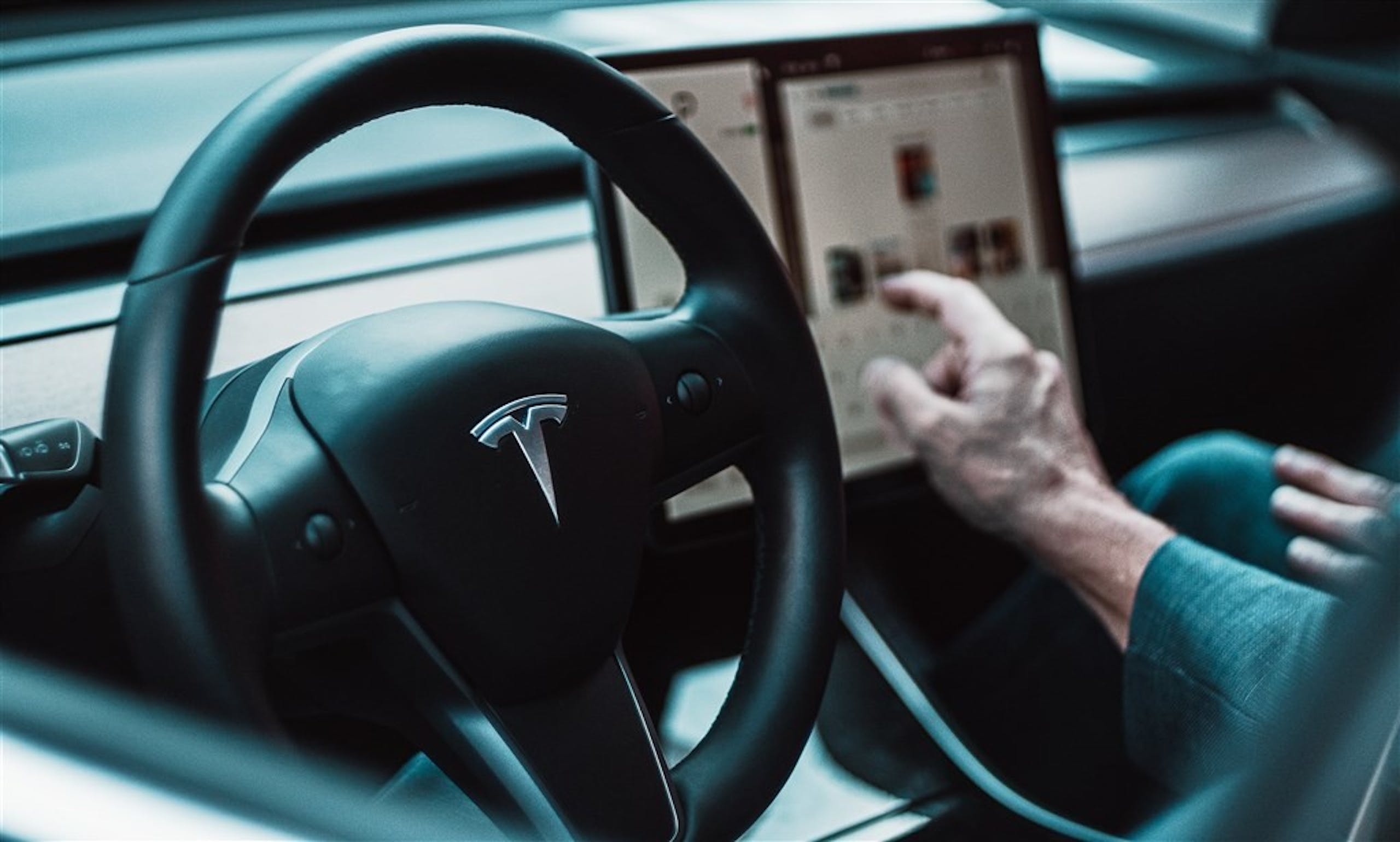 照片中提到了00，跟特斯拉公司有關，包含了特斯拉 Model 3 的價值、特斯拉Model 3、特斯拉Y型、特斯拉Model S