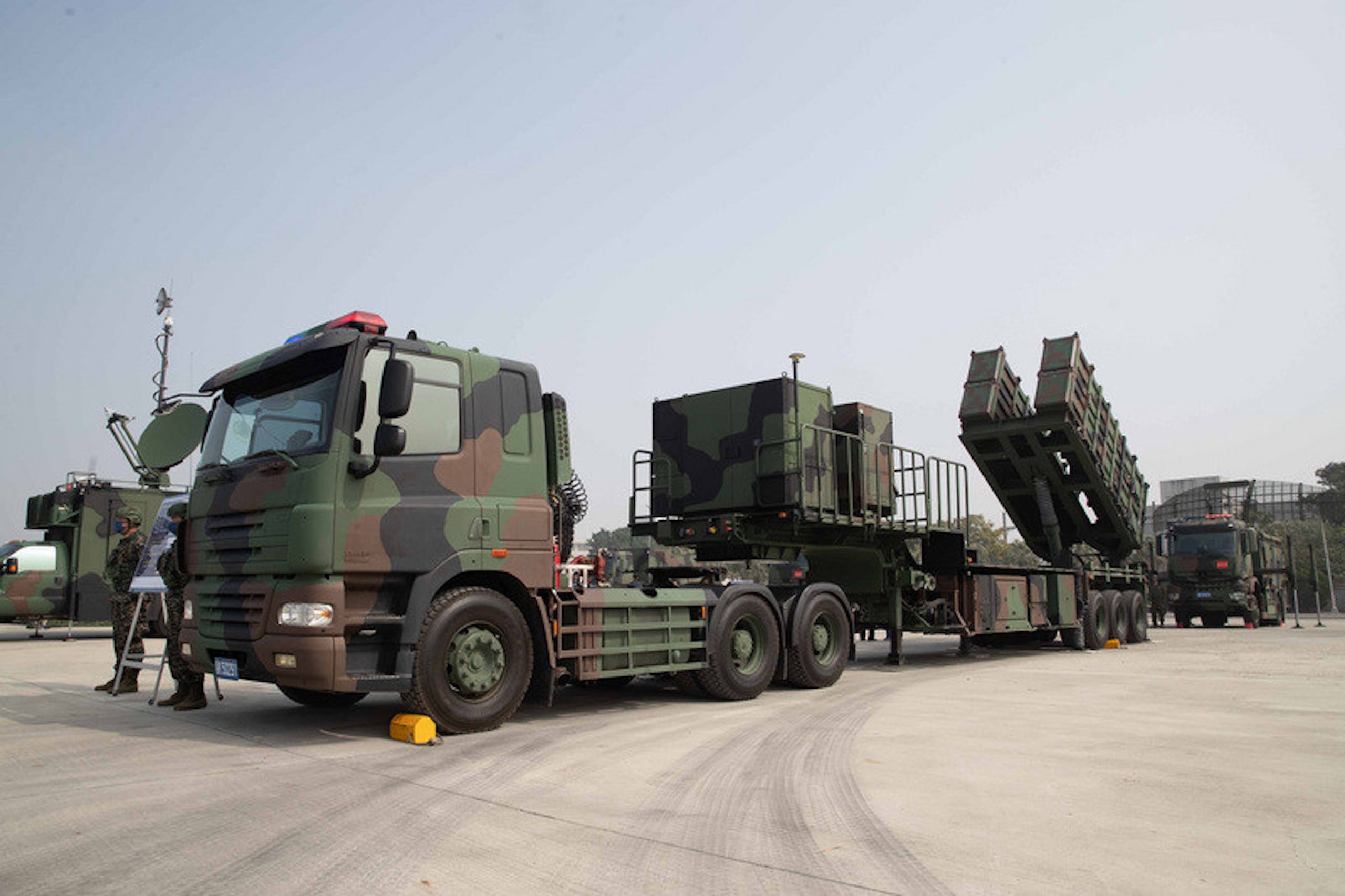 照片中包含了軍車、中央通訊社、政治、2019–20年冠狀病毒大流行、媒體