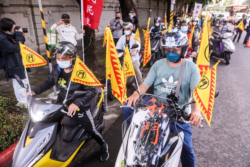 照片中提到了wwwwwwww、AN、www.LL，跟阿迪達斯、庫克門有關，包含了電單車、柯文哲、玫瑰花車遊行、台北市、遊行