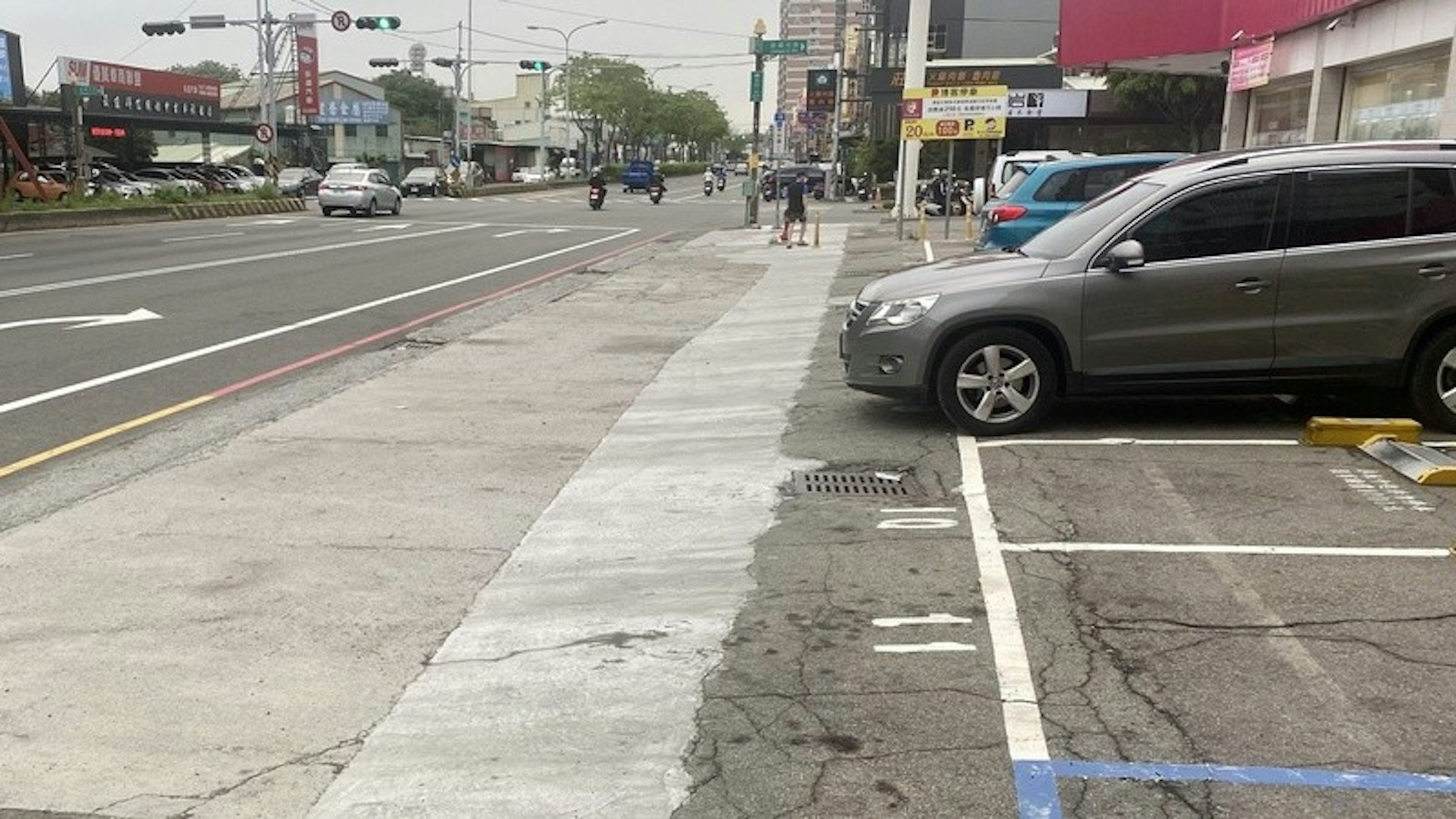 照片中包含了車道、中央通訊社、中央社一手新聞、新服務、台灣