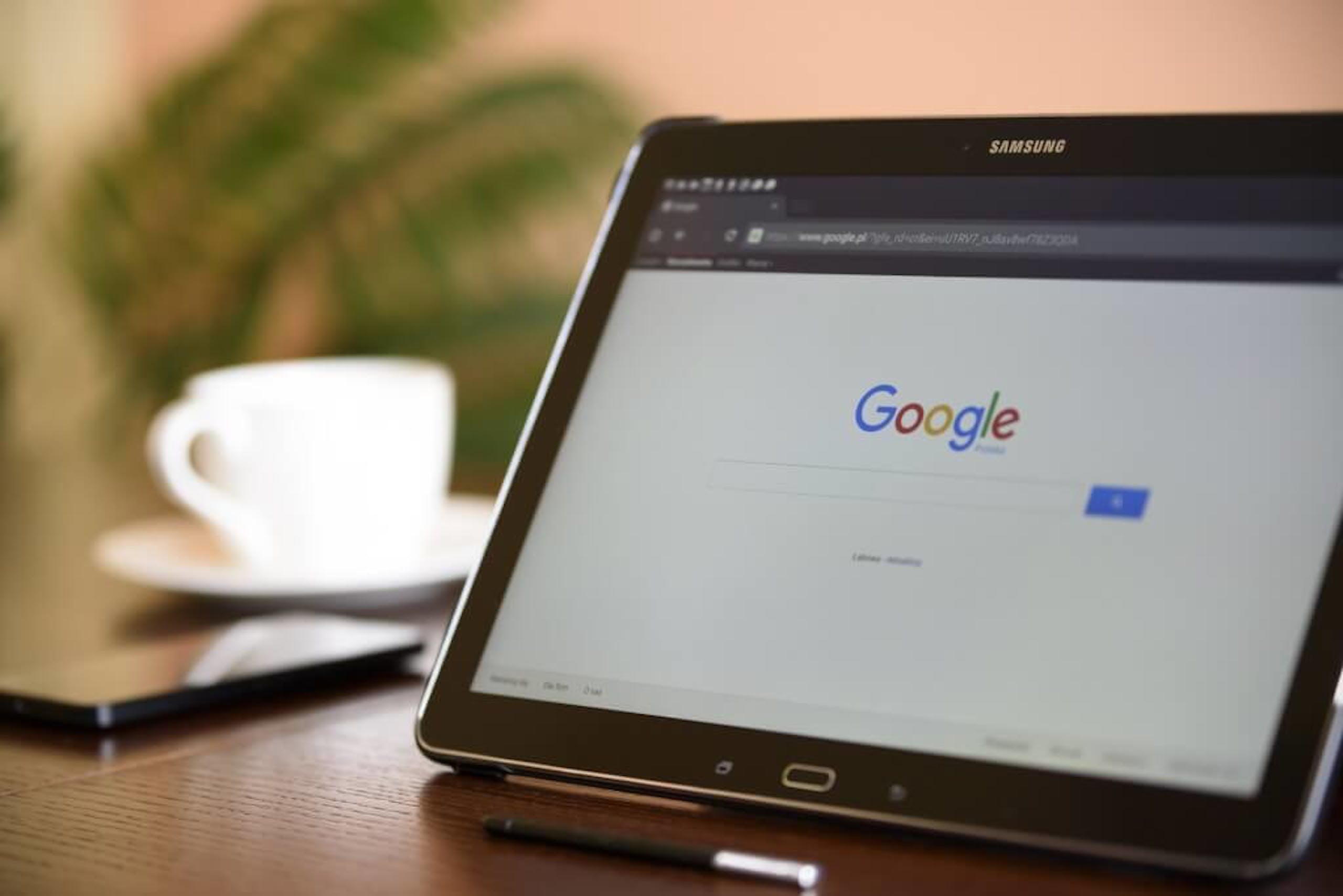 照片中提到了SAMSUNG、Google，跟谷歌有關，包含了三星平板上的谷歌、三星Galaxy、三星、互聯網