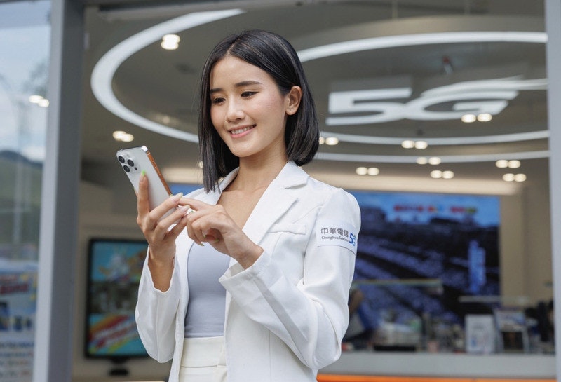 照片中提到了-,包含了女孩、中華電信、聚焦台灣 - CNA English New、電信、中央通訊社