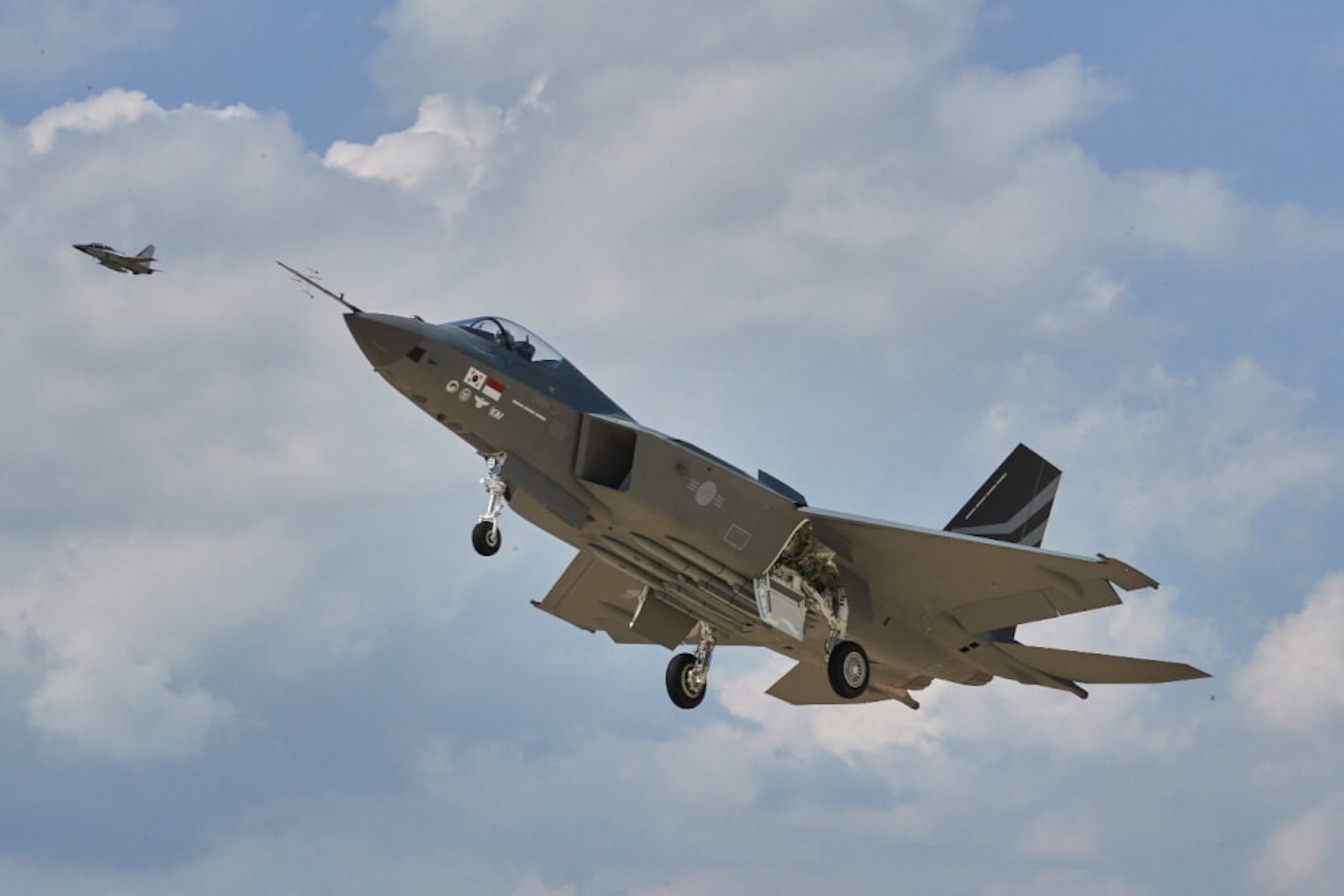 照片中提到了LI，包含了KAI KF-21 波拉梅、KAI KF-21 波拉梅、飛機、韓國航空航天工業、飛行測試