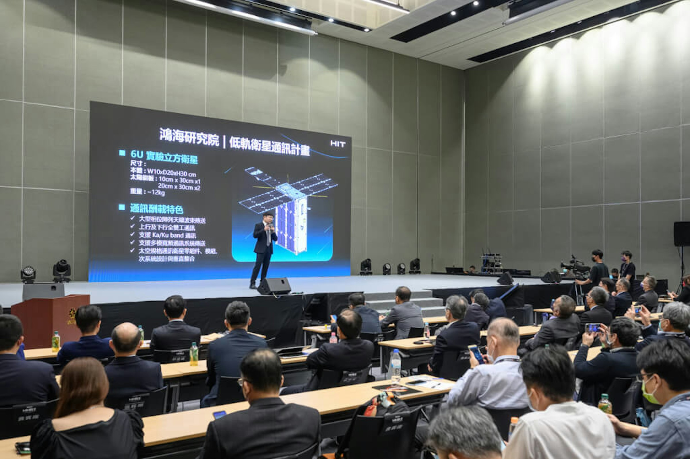 照片中提到了LAAT、REN、鴻海研究院|低軌衛星通訊計畫，包含了研討會、台灣、鴻海精密工業有限公司、鴻海精密、富士康