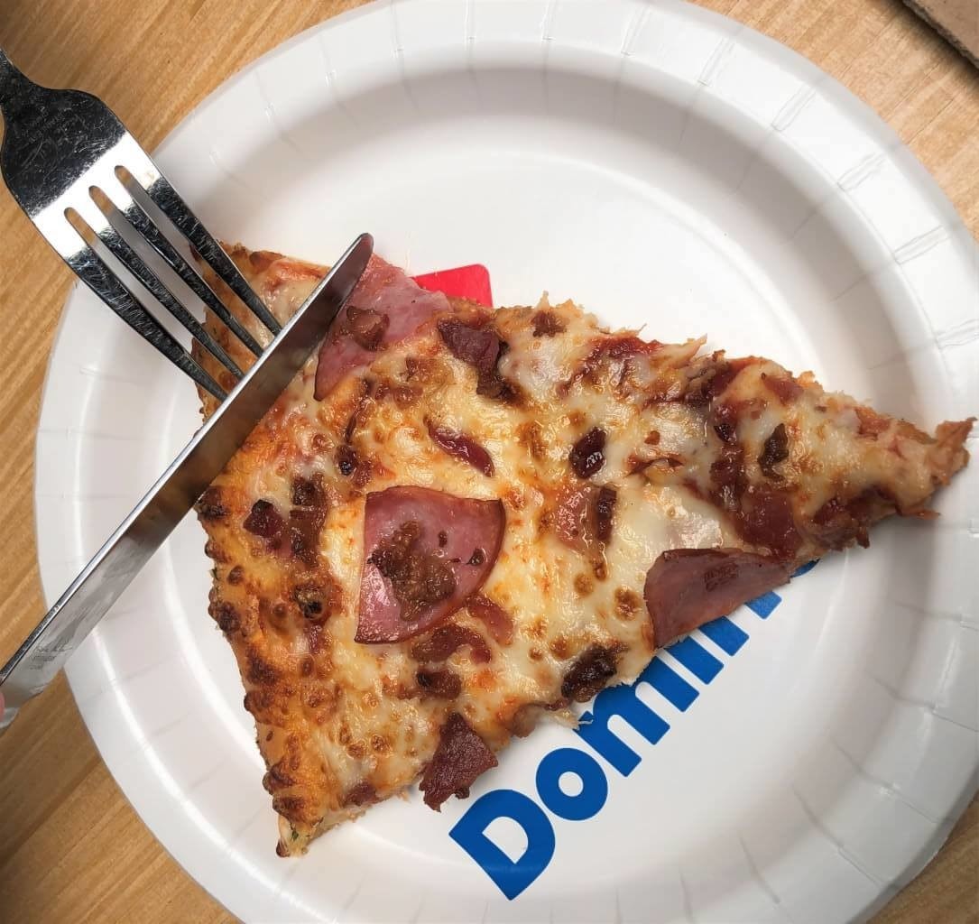 照片中提到了Domm，包含了披薩芝士、比薩、西西里披薩、弗拉梅庫切、歐洲美食