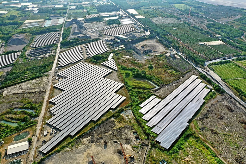 照片中包含了屏東縣、屏東縣政府綠能專案推進辦公室、可再生能源、光伏、可持續發展