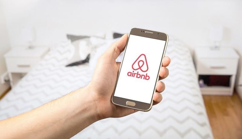 照片中提到了@、airbnb，包含了Airbnb 介紹、愛彼迎、出租、住宿、假期出租