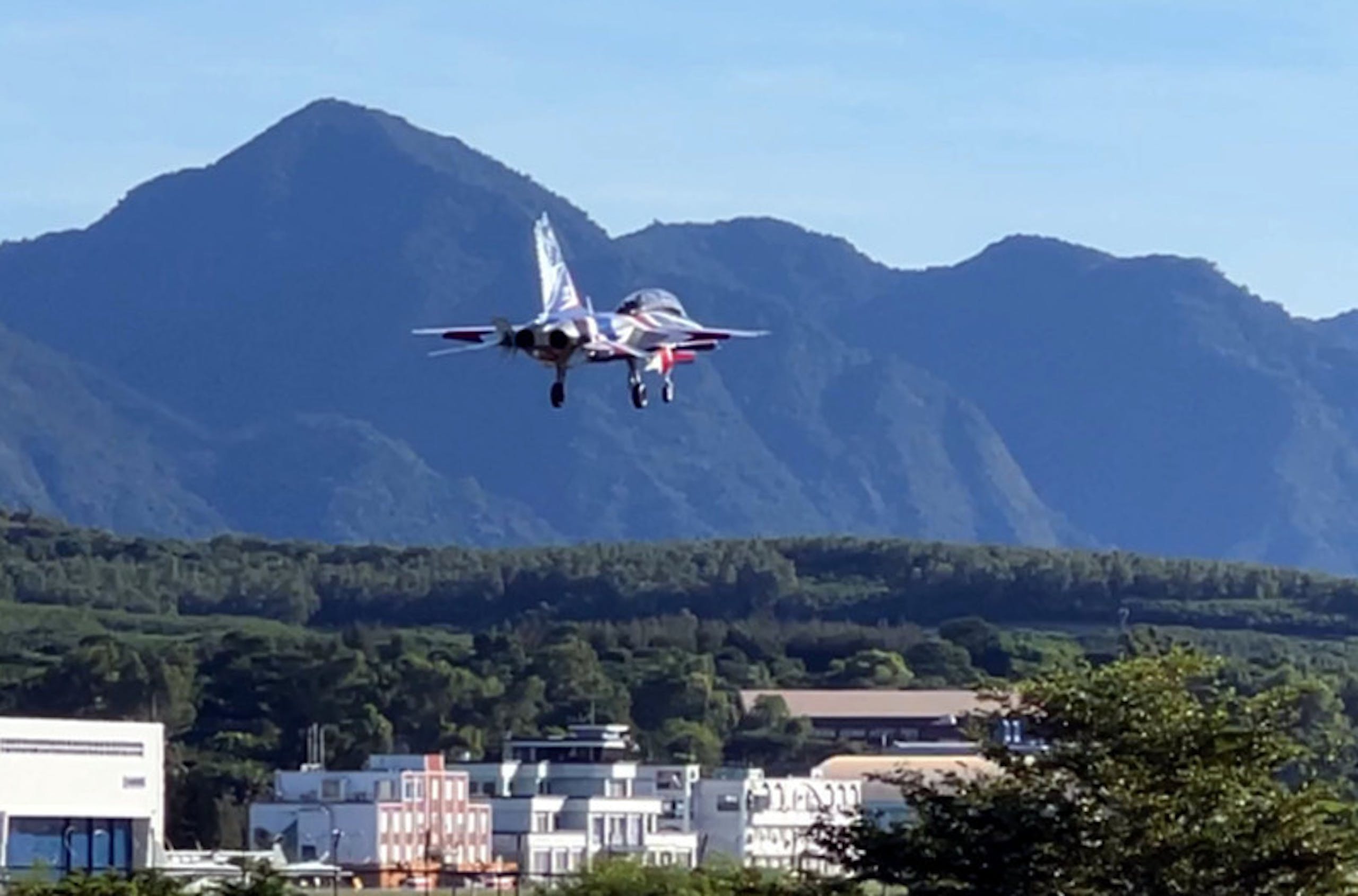 照片中提到了עם，包含了飛行、飛行、飛機、航空、噴氣式飛機