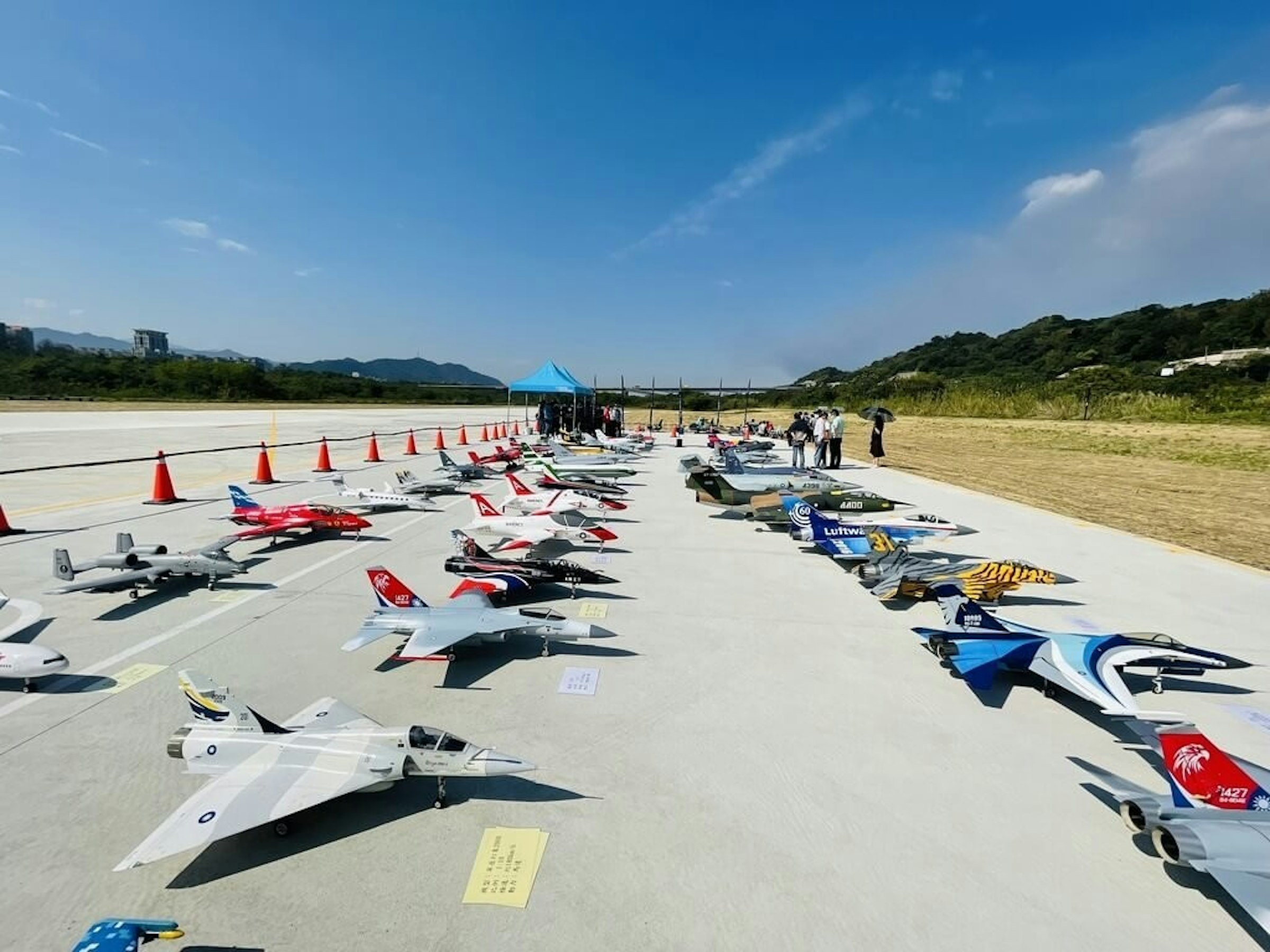 照片中提到了A400、Luftwa、1427，跟洛桑 HC有關，包含了地球大氣、樹林區、飛機、西升藥空飛機場、飛機