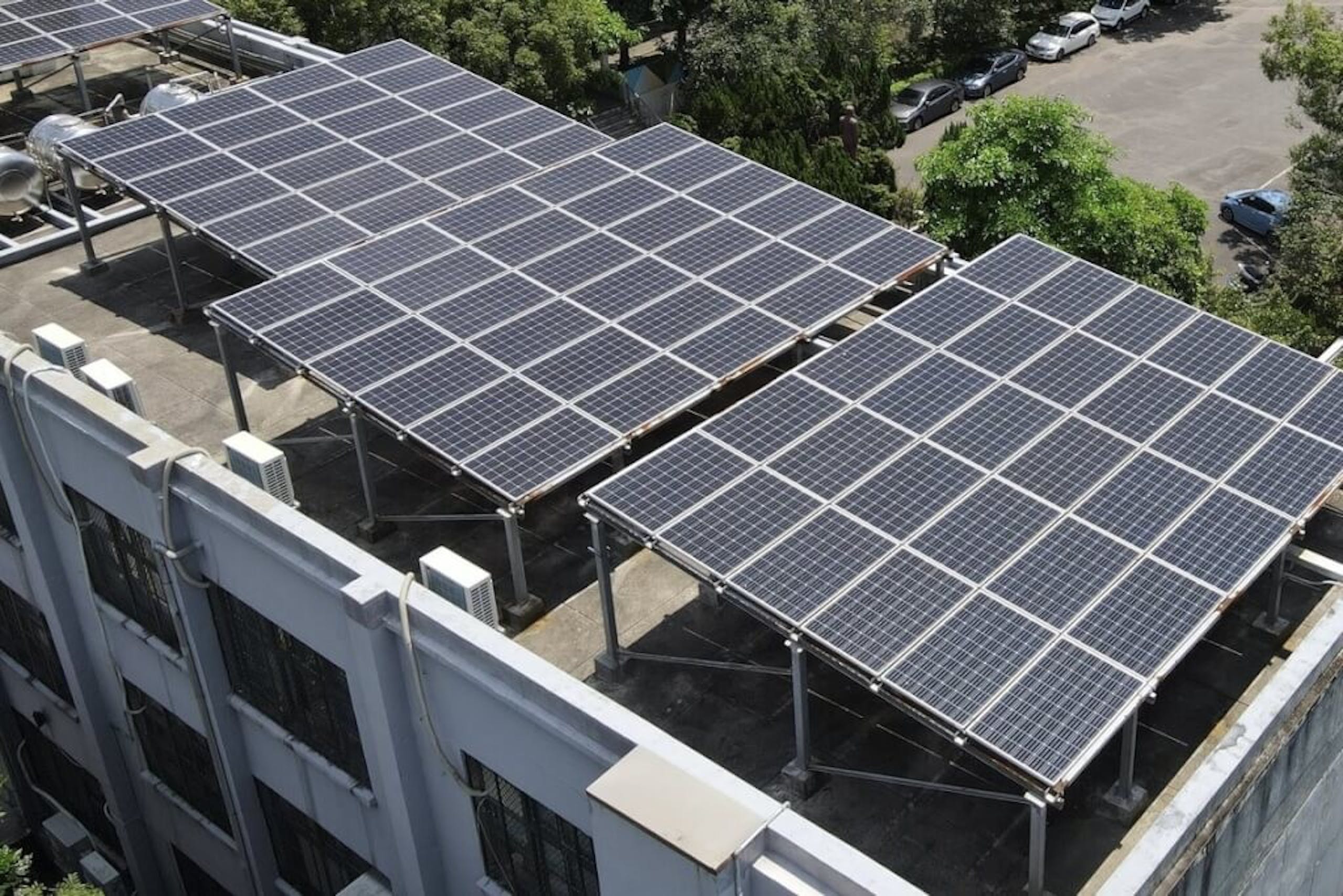 照片中包含了太陽能光電、光伏、太陽能、發電、風力