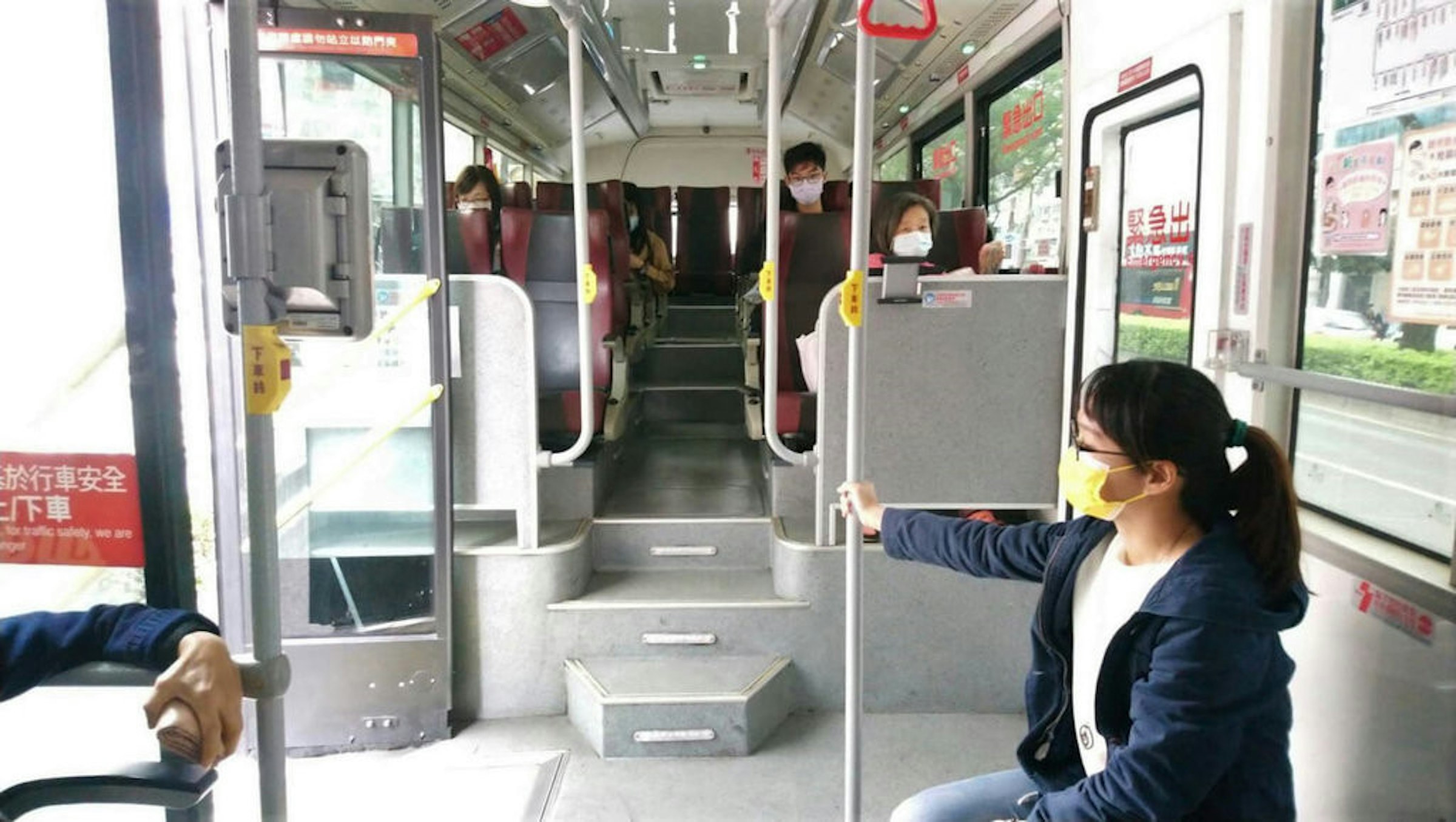 照片中提到了急出、於行車安全、下車，包含了總線、總線、公共交通、iBus_公路客運、乘客