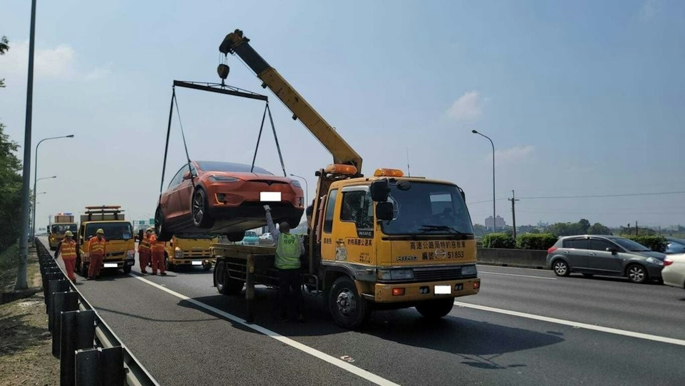 照片中提到了公、高速公路局特的擁、EAIAD 編號ブ51853，包含了特斯拉公司、特斯拉公司、特斯拉Model X、特斯拉Model S、特斯拉Model 3
