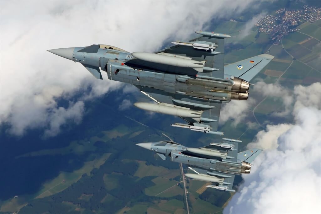 照片中提到了30，包含了空軍、歐洲戰鬥機颱風、空軍、德國空軍、麥當勞道格拉斯F-15鷹