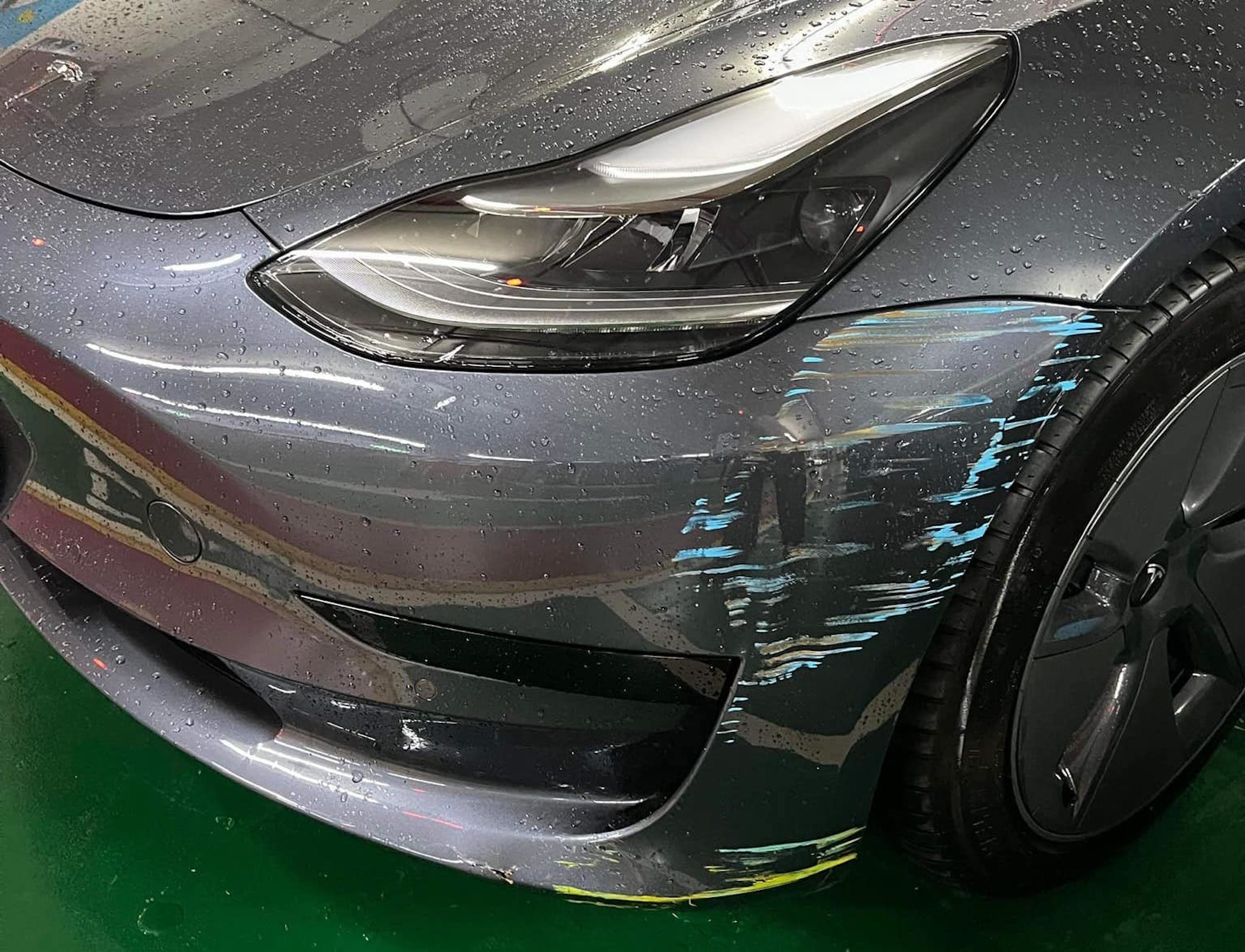 照片中提到了ا و,跟梅賽德斯·奔馳有關,包含了保險槓、汽車、跑車、豪華車、摩托車
