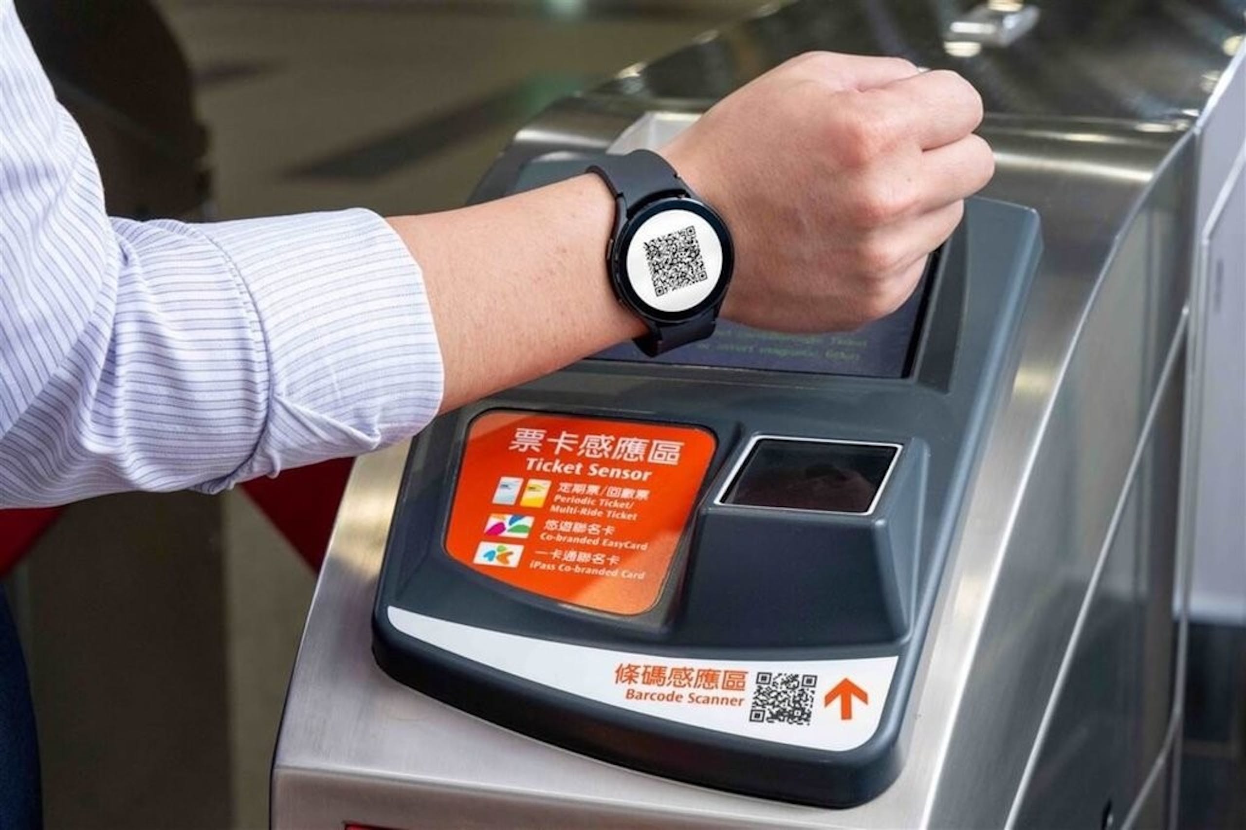 照片中提到了票卡感應區、Ticket Sensor、| 定期票/回數票,跟藝術與設計學院有關,包含了台灣高鐵、台灣高鐵、智能手錶、台灣高速鐵路公司。、客路
