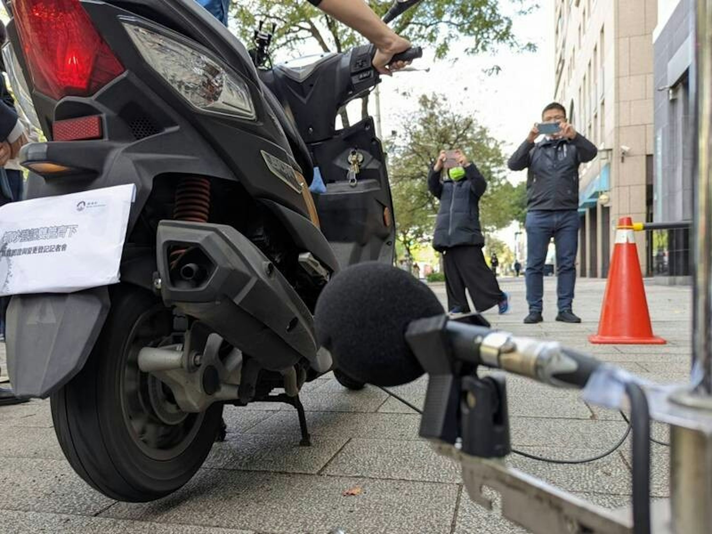 照片中提到了F、卡地理和安更登記記者會、PESN，包含了汽車、賴清德、中央通訊社、台灣、通訊社