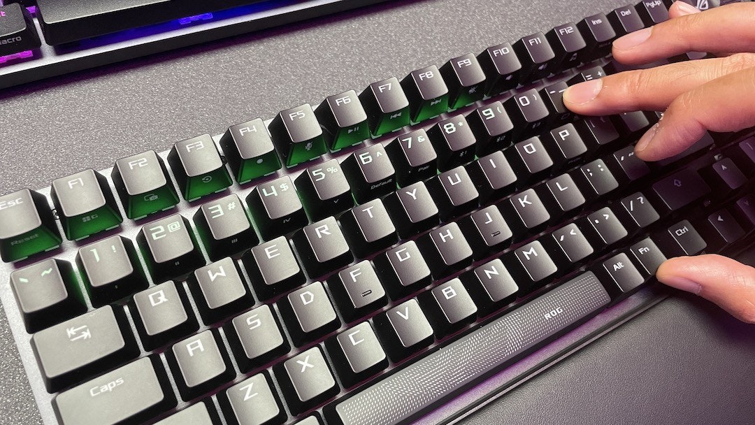 照片中提到了t、acro、Esc,包含了東芝筆記本電腦 1992、計算機鍵盤、聯想ThinkPad、個人電腦、Tkl