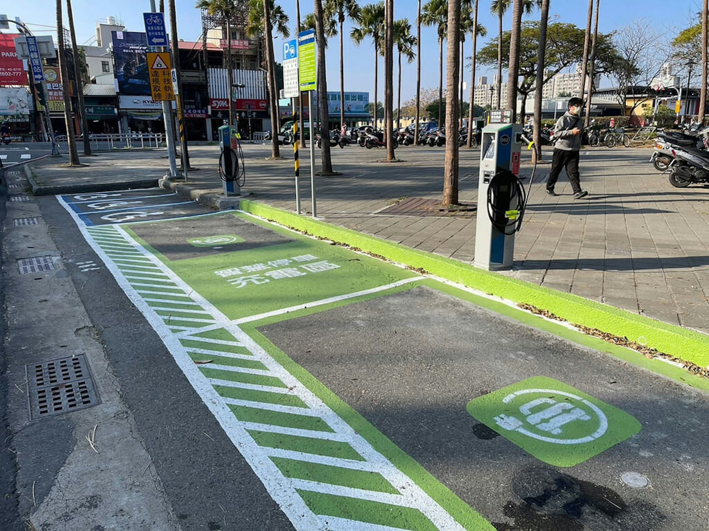 照片中提到了PARK、602-777、IN，包含了車道、台南市、宏碁智能交通系統、台灣城市道路、停車處