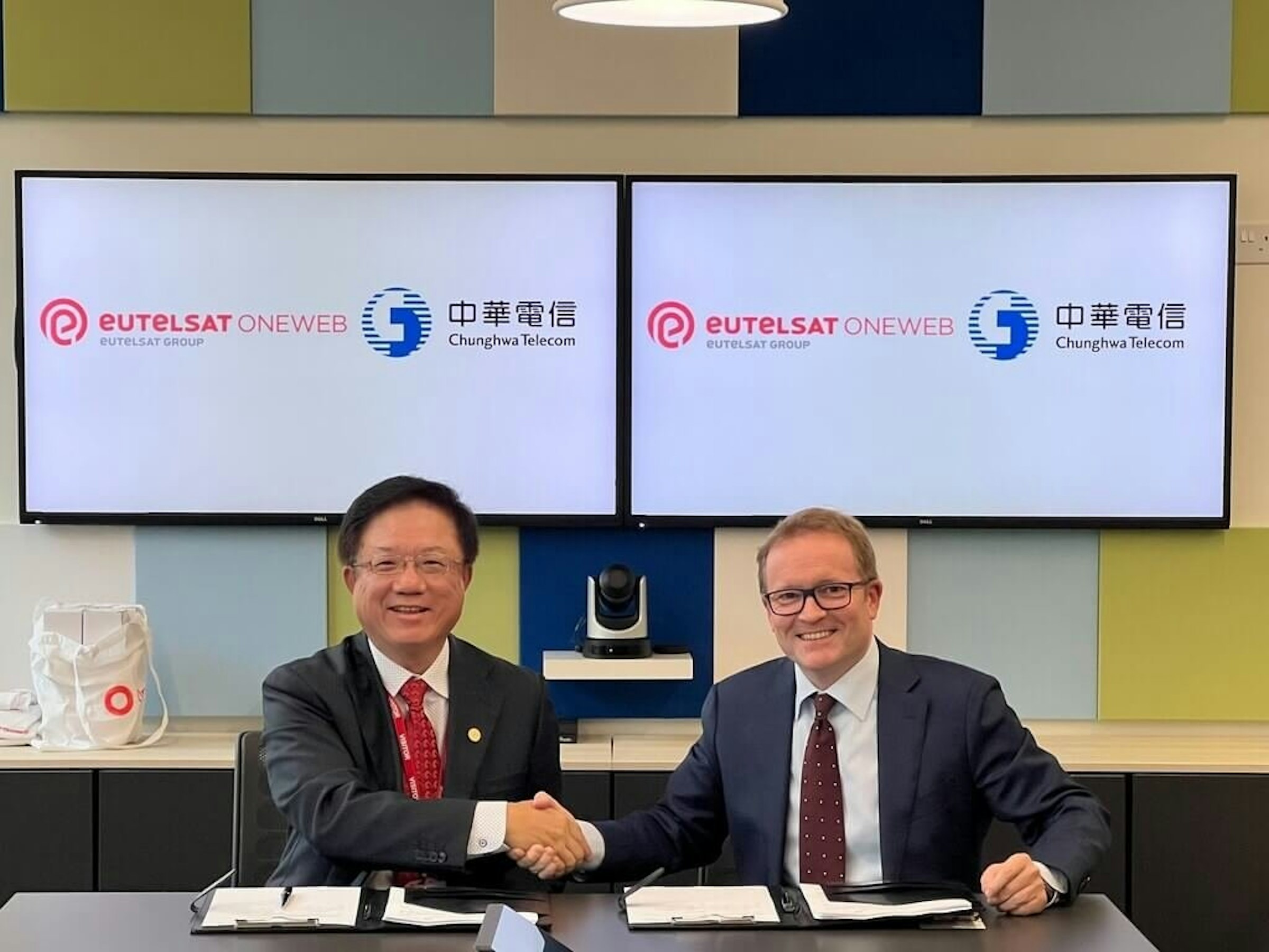 照片中提到了EUTELSAT ONEWEB、EUTELSAT GROUP、中華電信，跟中華電信有關，包含了介紹、低地球軌道、歐洲通訊衛星公司OneWeb、歐洲衛星