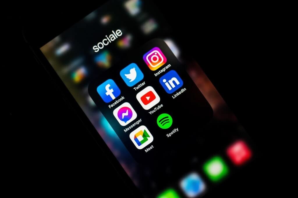 照片中提到了sociale、Facebook、Twitter,跟領英、臉書有關,包含了沒有社交媒體黑暗、社交媒體、社交媒體市場營銷、媒體、社交網絡服務