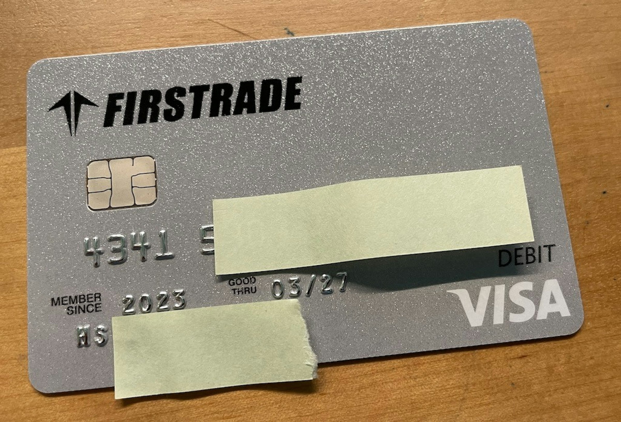 照片中提到了FIRSTRADE、ㅂ、43415，跟第一證券有關，包含了標籤、簽證、簽證、信用、信用卡