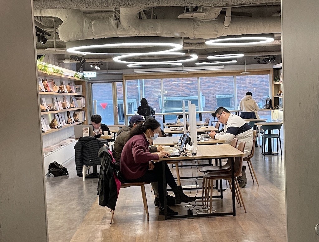 照片中包含了公共圖書館、室內設計、公共圖書館、圖書館、家具類