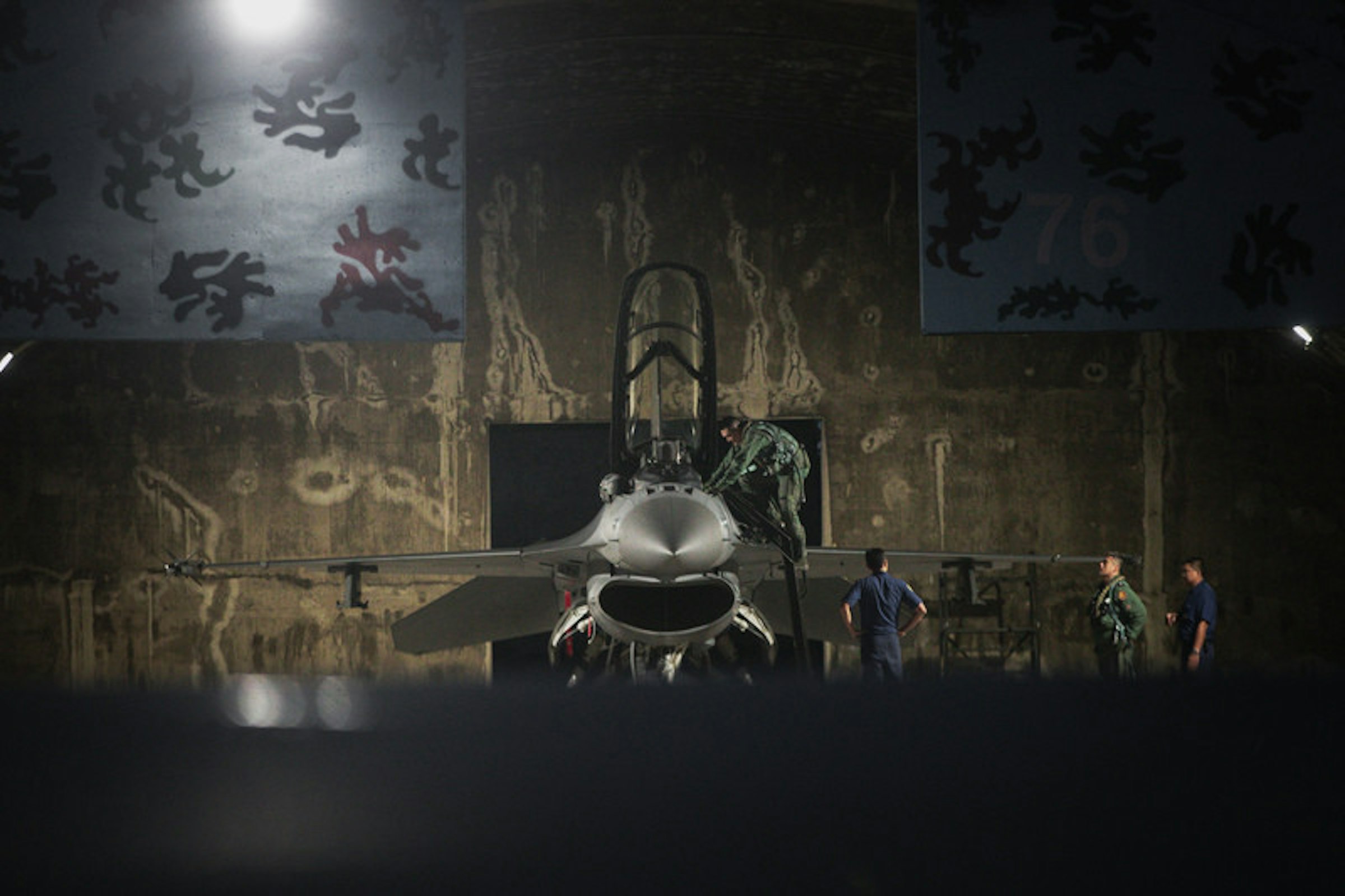 照片中提到了光、76，包含了通用動力公司F-16戰鬥獵鷹、F-16V 戰隼、飛機、空軍、中央通訊社