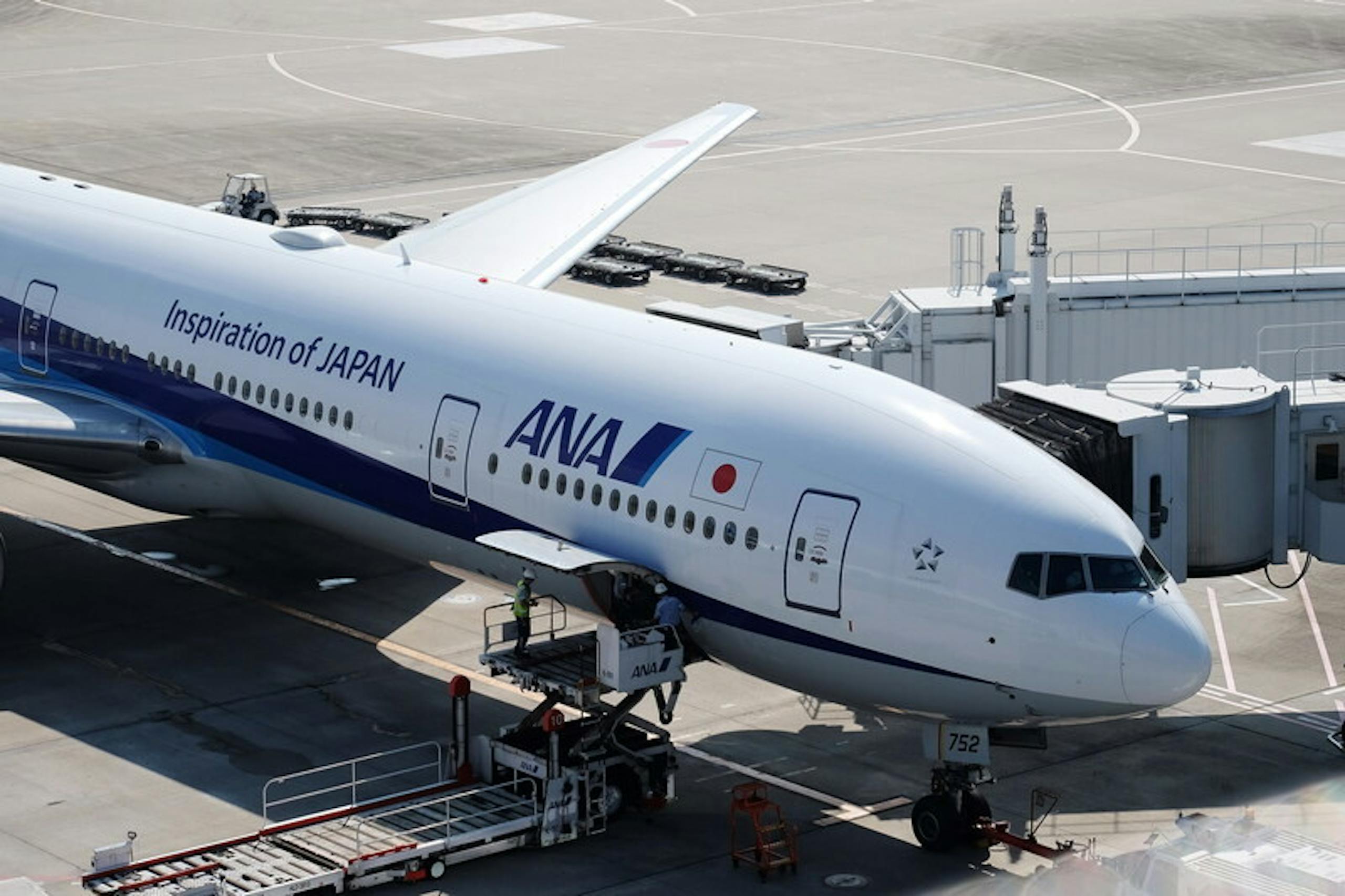 照片中提到了Inspiration of JAPAN、ANA O、ANA，跟全日空航空公司、星空聯盟有關，包含了新一代波音737、羽田機場、波音767、飛機場
